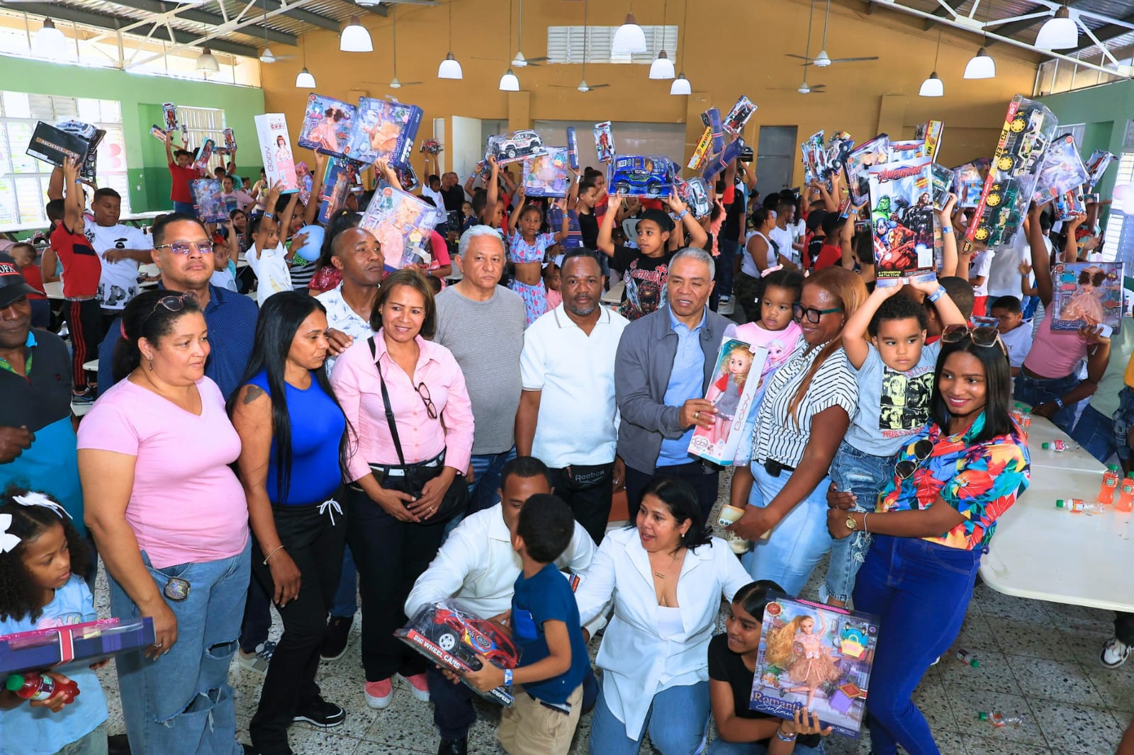 Francisco Fernández  realisa entrega juguetes en SDO.