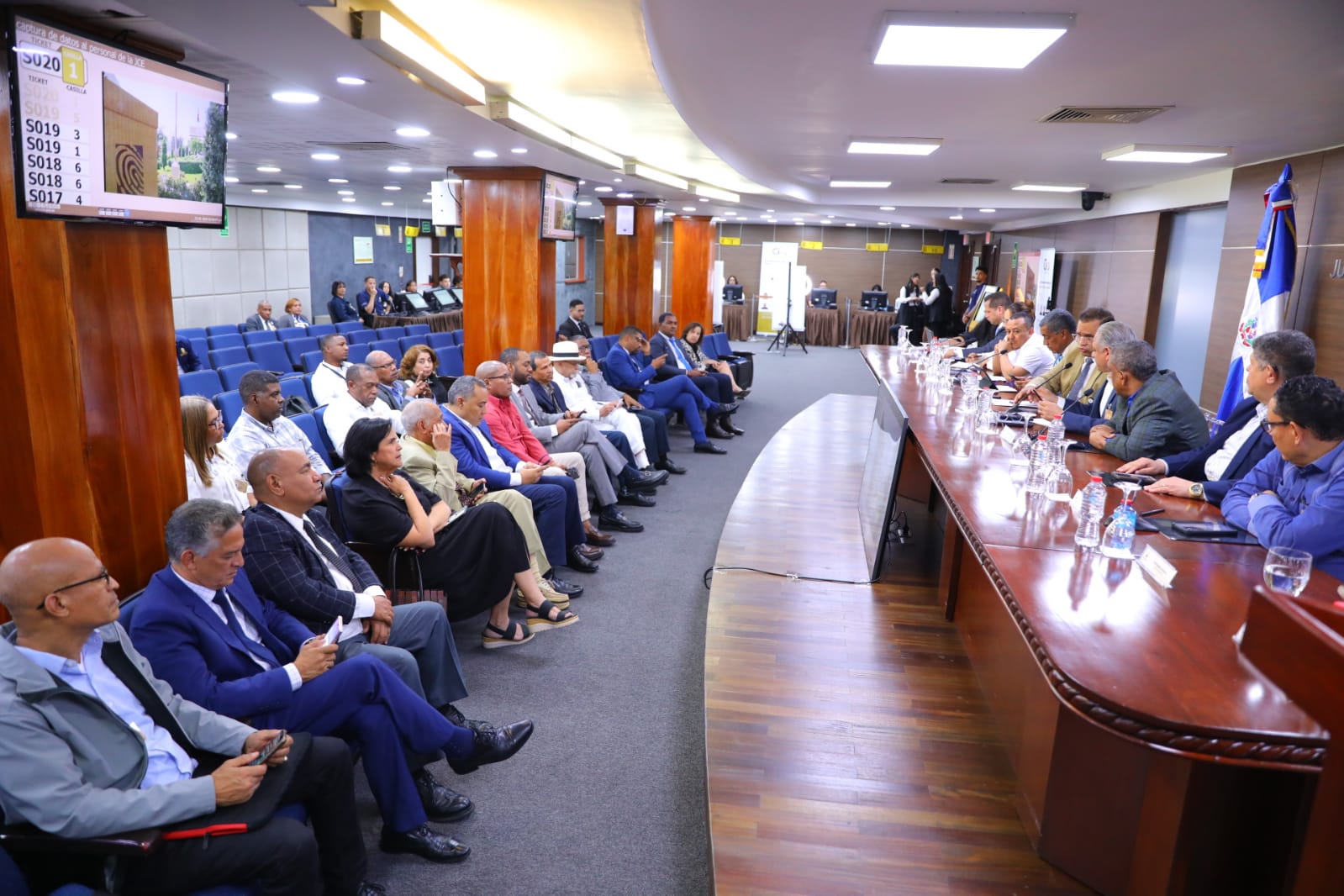 Delegado de los partidos políticos y JCE se reúnen.