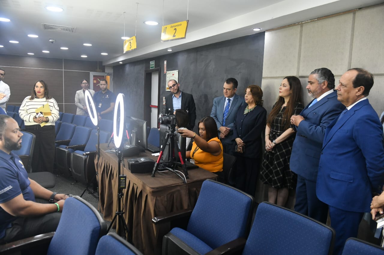 JCE realisa entrega oficial de la nueva cédula.