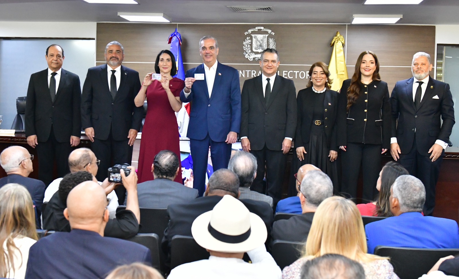 Presidente Luis abinader, es el primer ciudadano en recibir la nueva cédula, en la junta central electoral.
