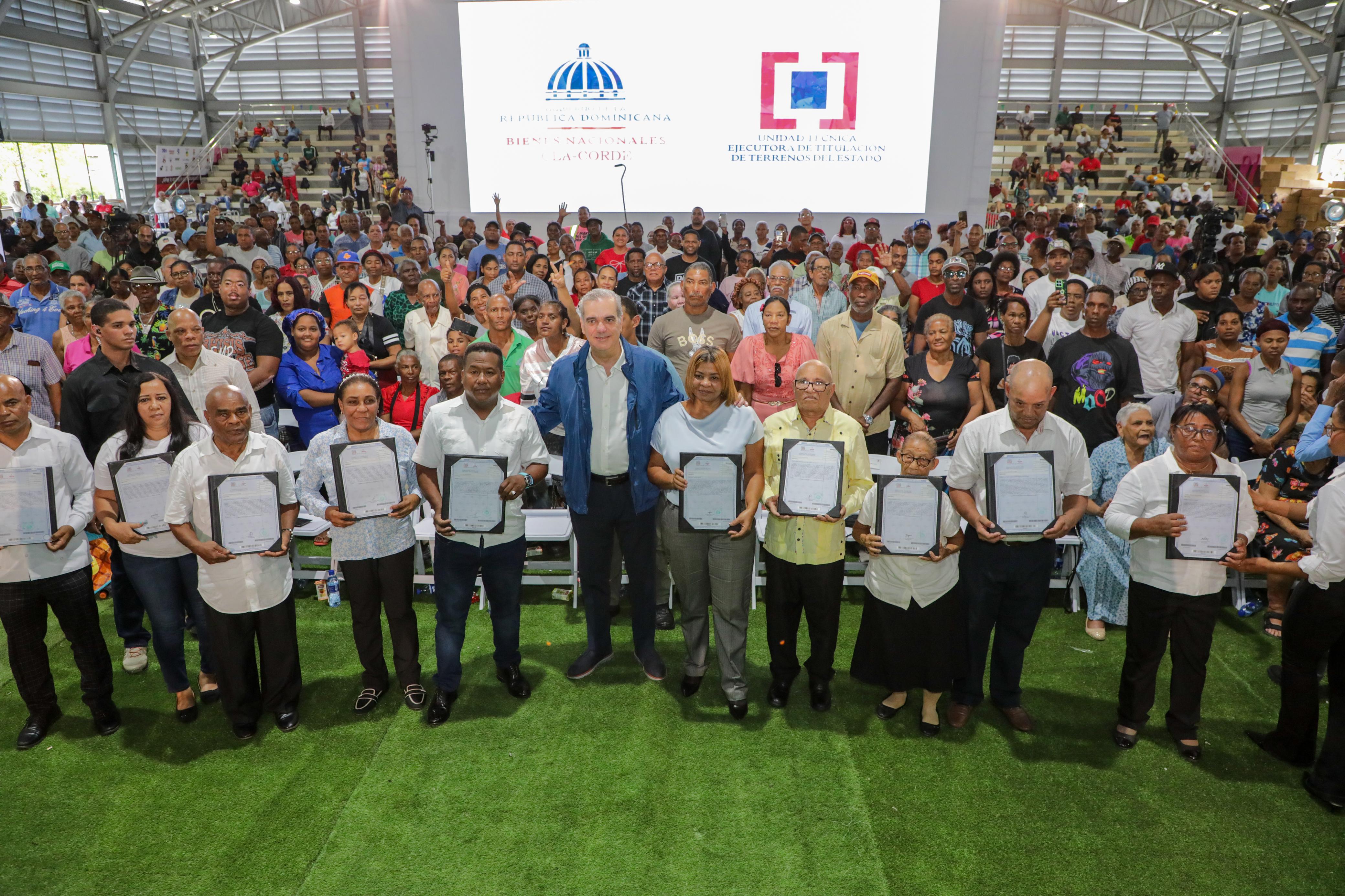 presidente Abinader beneficia a más de 8,000  , Familias