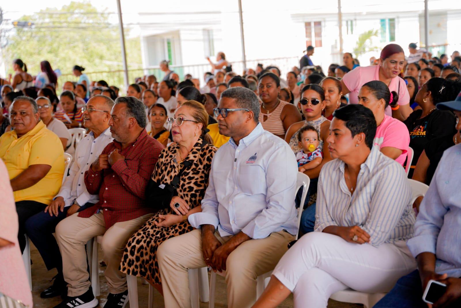 PROPEEP y DASAC llevan alegría a las madres de Baitoa, Santiago, con múltiples regalos