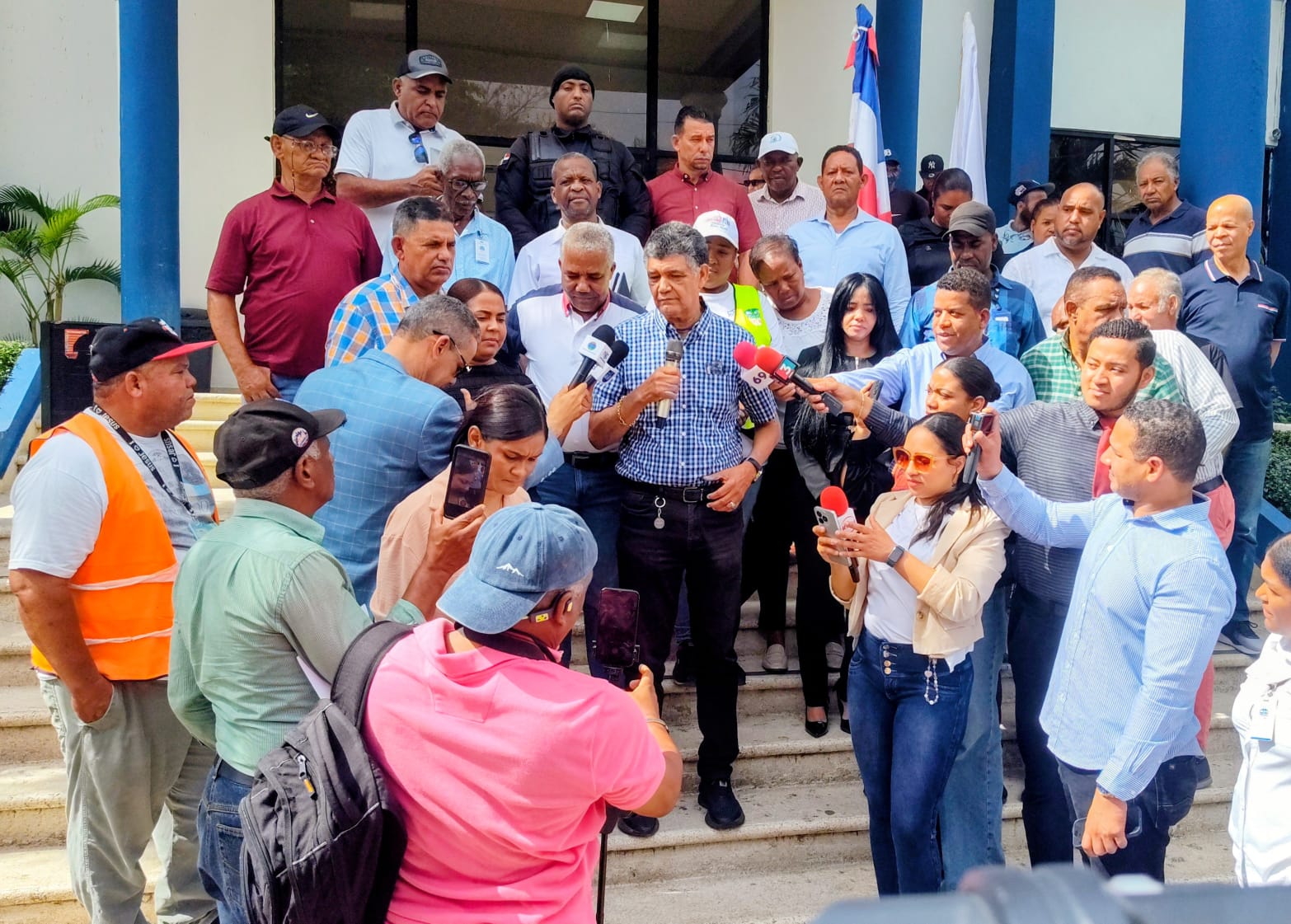 Alcaldía de Santo Domingo Oeste incorpora nuevos camiones para fortalecer recogida de basura