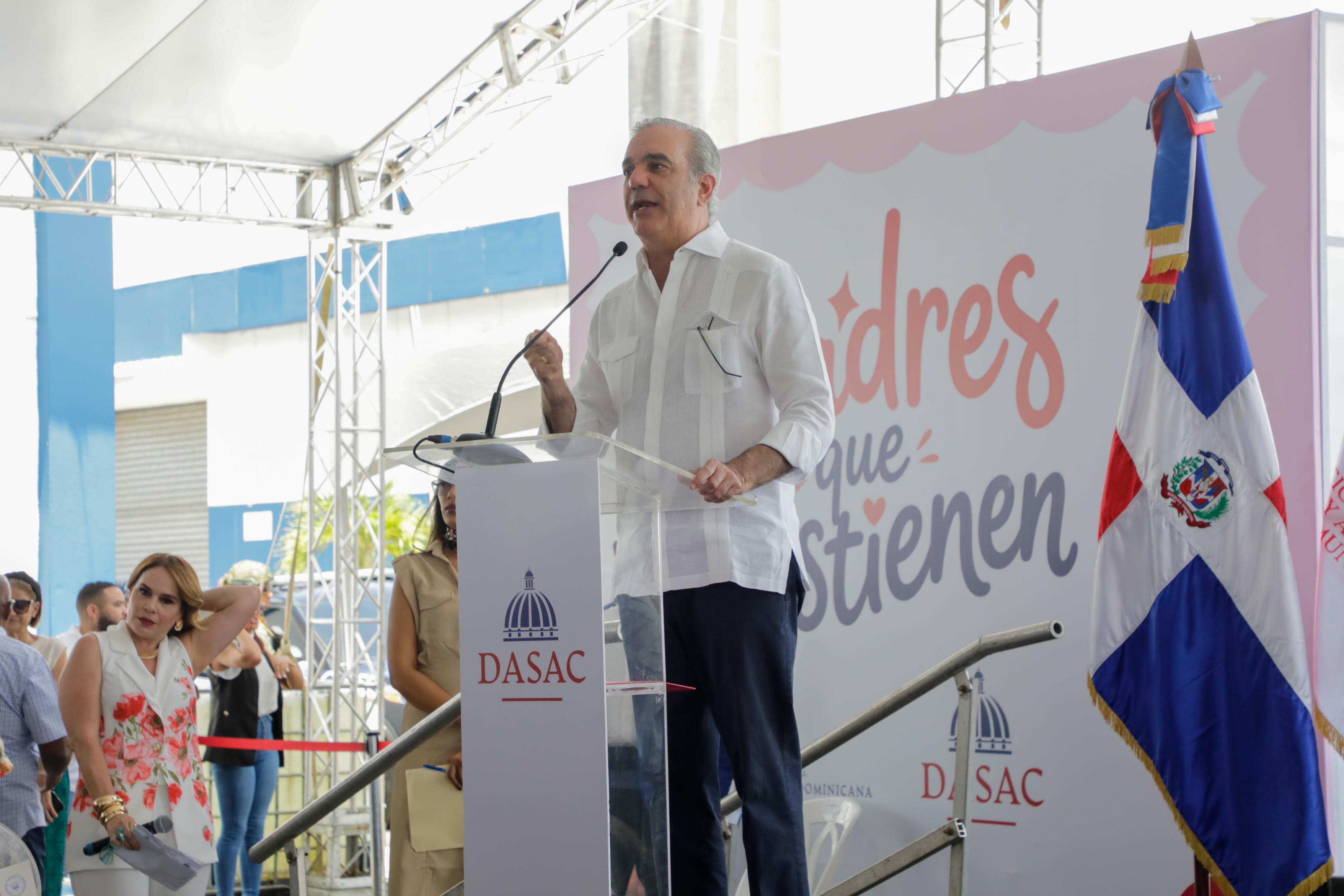 Presidente Abinader destaca sacrificio y fortaleza de las madres dominicanas durante jornada nacional “Madres que Sostienen”