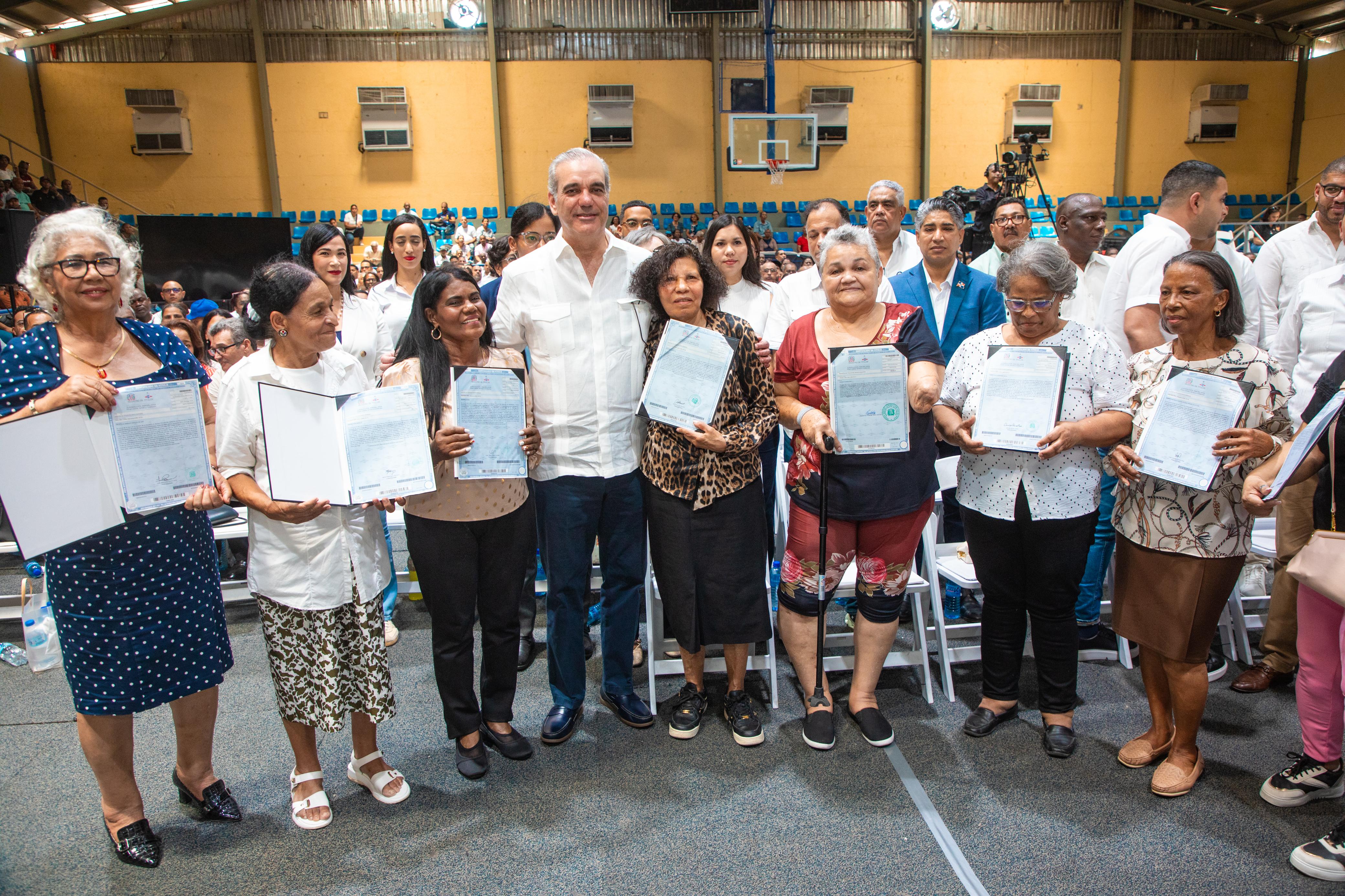 Presidente Abinader entrega en Haina 1,279 títulos de propiedad y  beneficia 6,385 personas