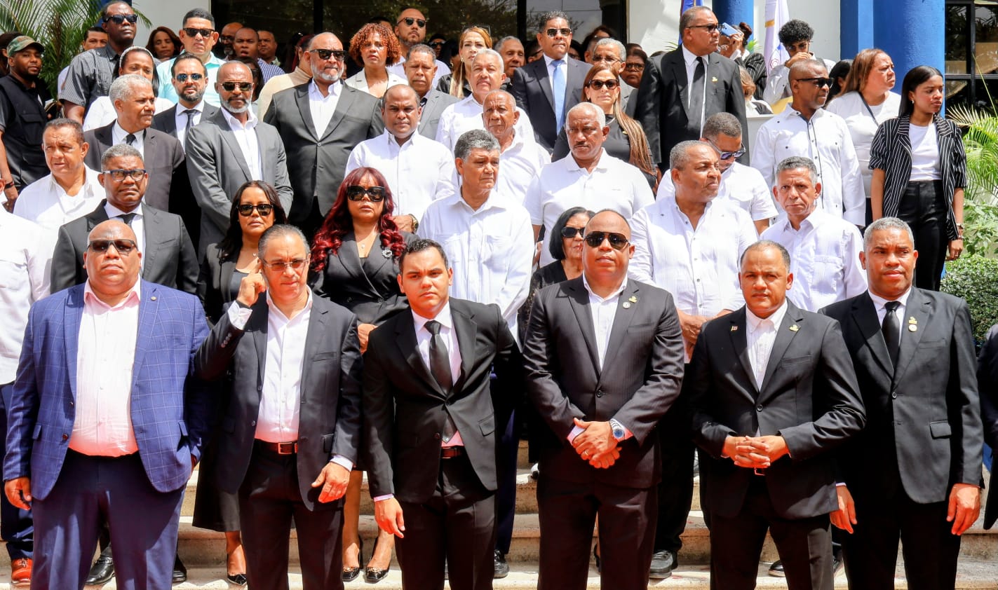 Alcaldía y Concejo de Regidores de Santo Domingo Oeste rinden solemne guardia de honor a César Guzmán