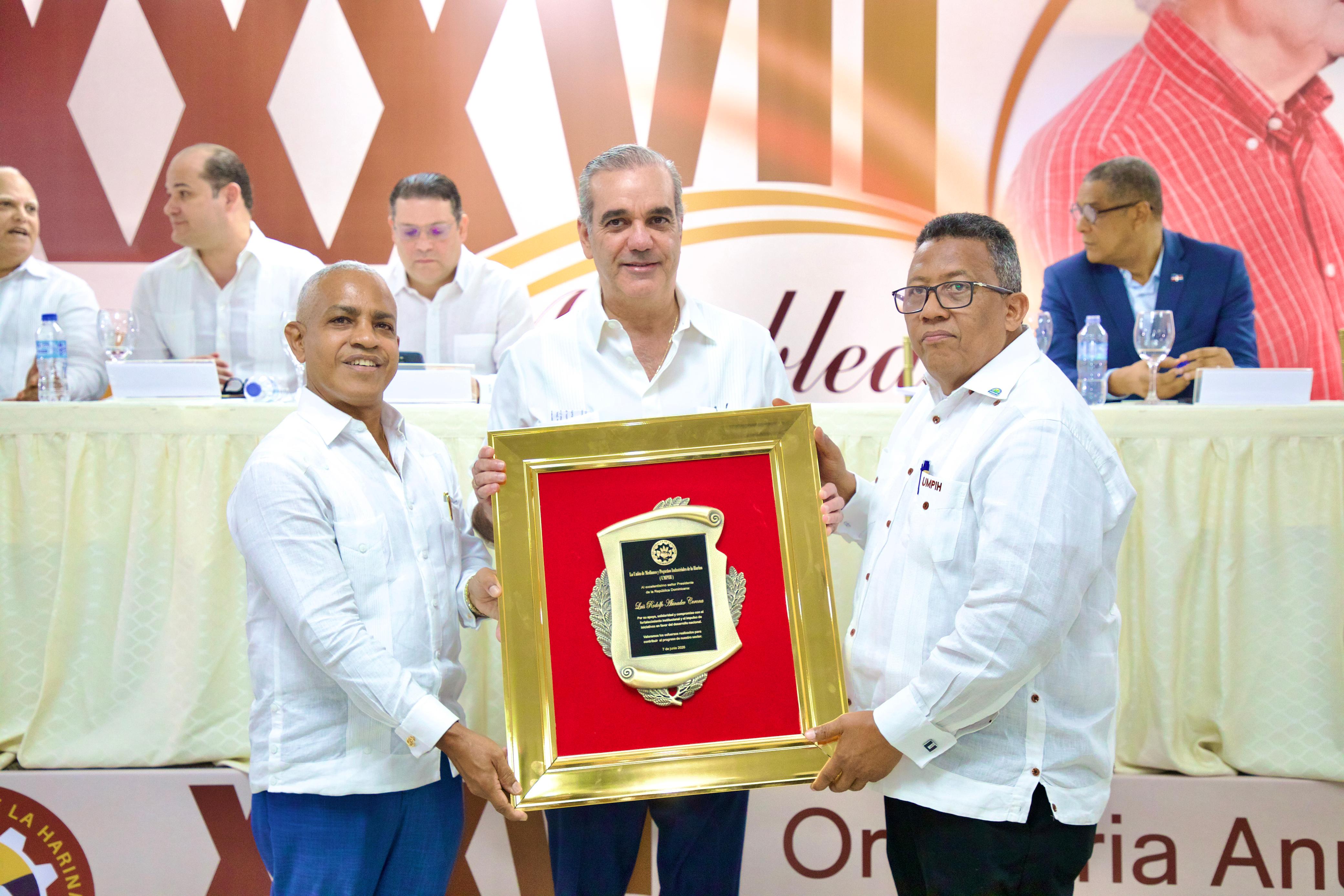 Presidente Abinader afirmó que gobierno continuará apoyando a los pequeños y medianos productores de la harina con equipamiento y ayudas técnicas para mantener precios adecuados del pan.