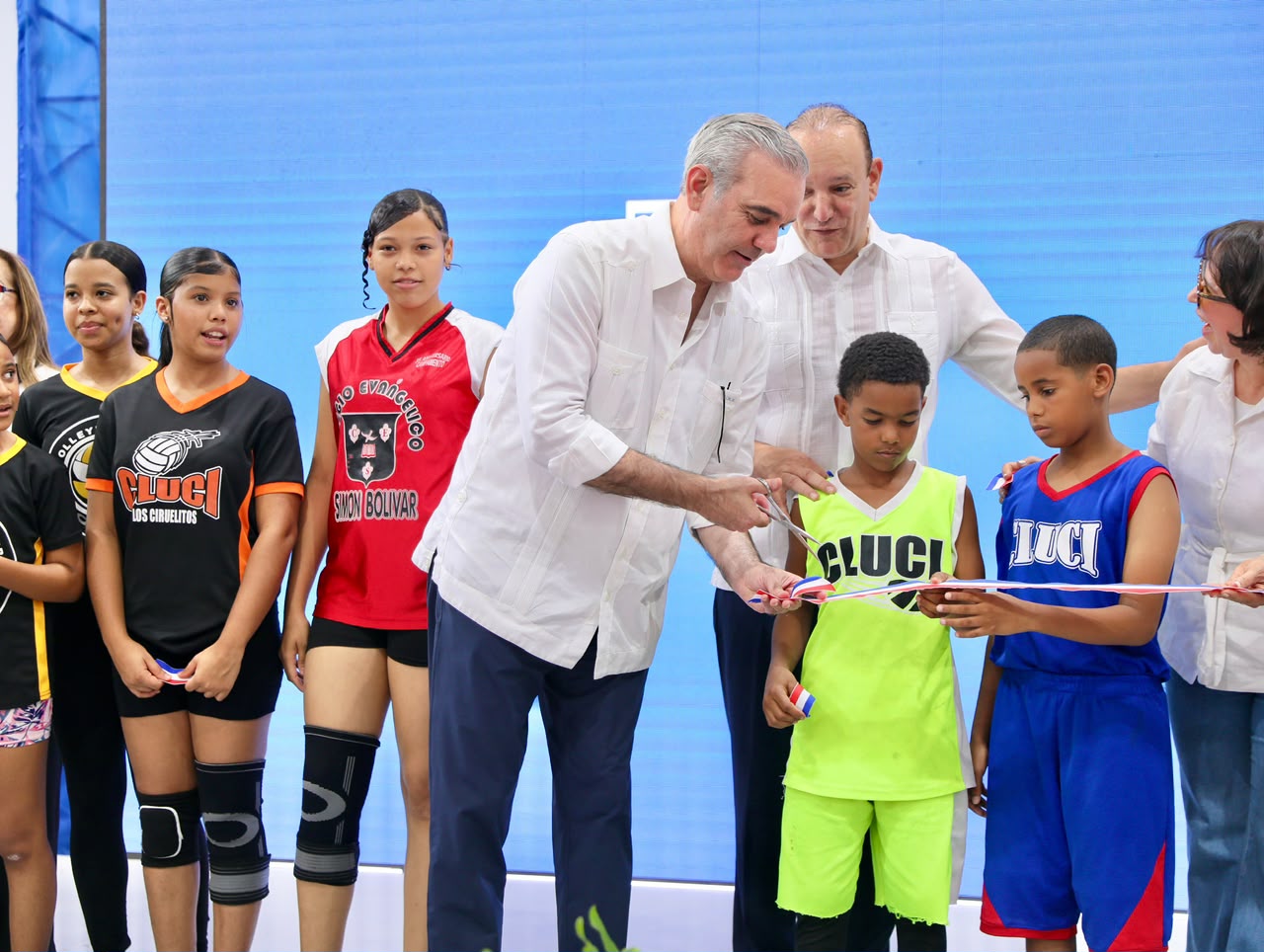 Presidente Abinader y alcalde Ulises Rodríguez entregan renovado techado deportivo que beneficiará a cientos de jóvenes y estudiantes de Los Ciruelitos