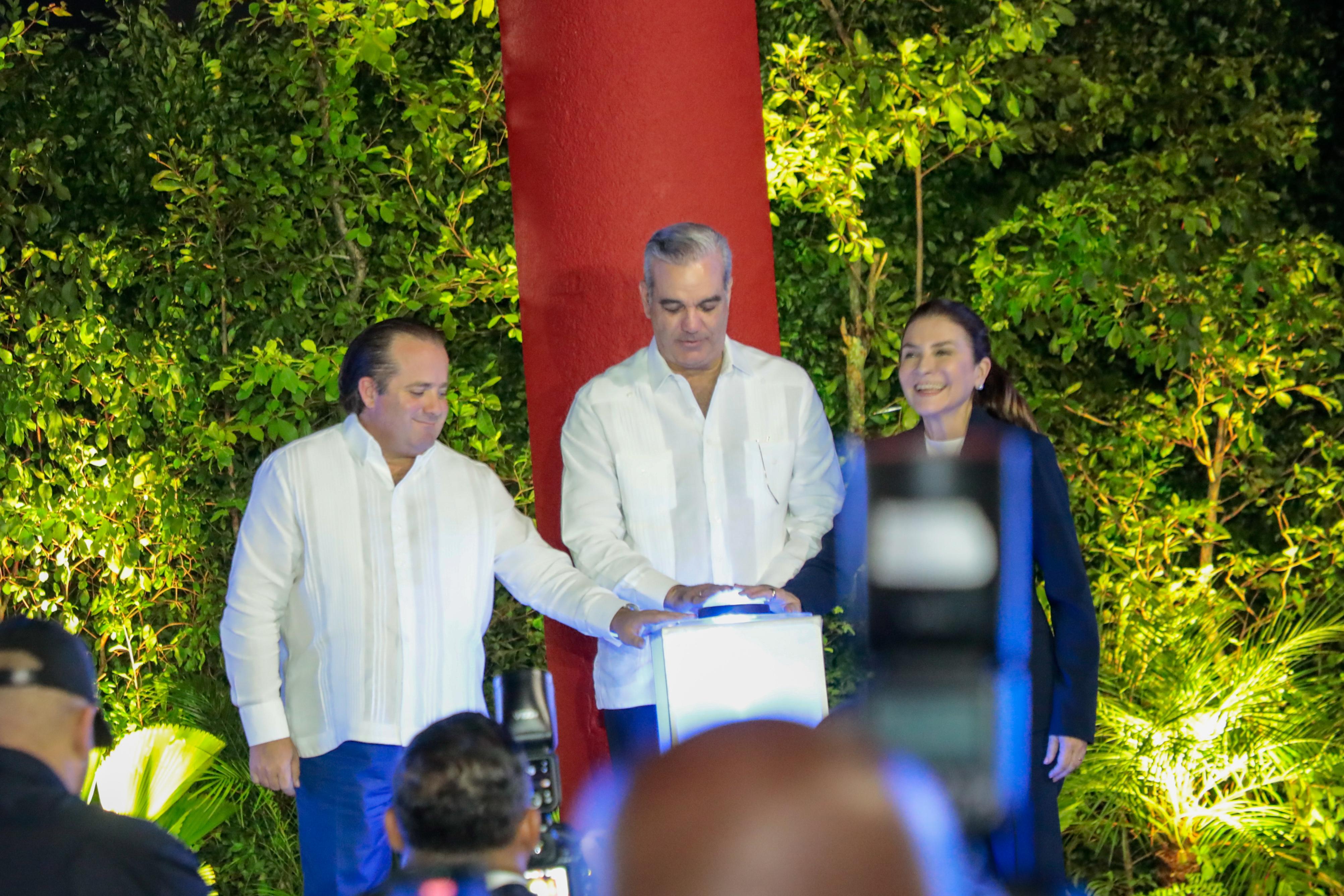 Presidente Abinader y alcaldesa Carolina Mejía inauguran el “Paseo 30 de Mayo”, un nuevo pulmón verde y complejo deportivo en el Distrito Nacional.
