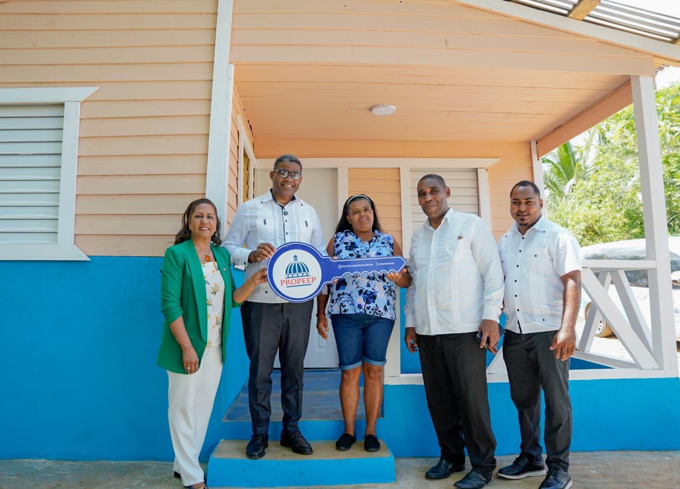 Propeep entrega dos casas construidas, amuebladas y equipadas a familias de escasos recursos en Cevicos.