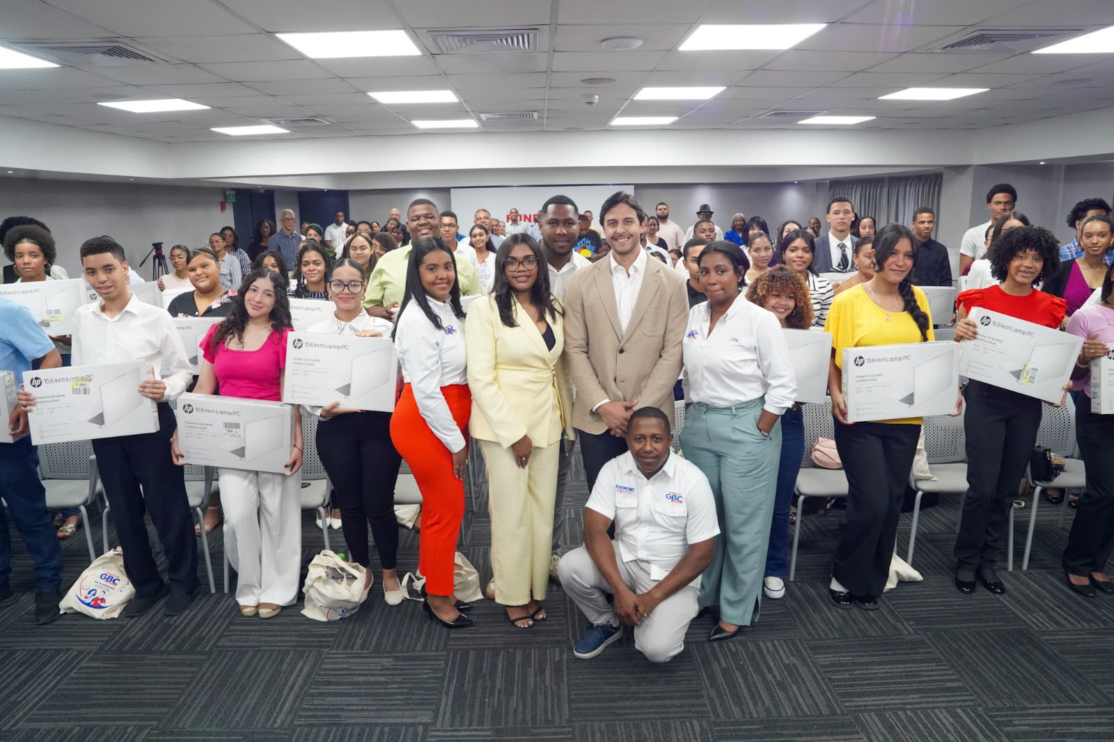 Raymond Rodríguez entrega laptops a 56 estudiantes meritorios mediante la Fundación GBC.
