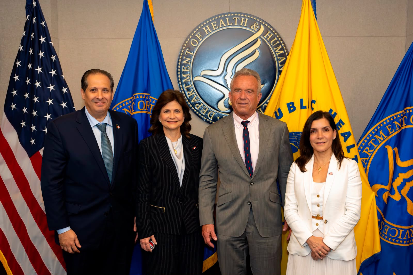 Vicepresidenta Peña y ministro Atallah fortalecen cooperación sanitaria con EE.UU. durante reunión con el secretario Robert F. Kennedy Jr.