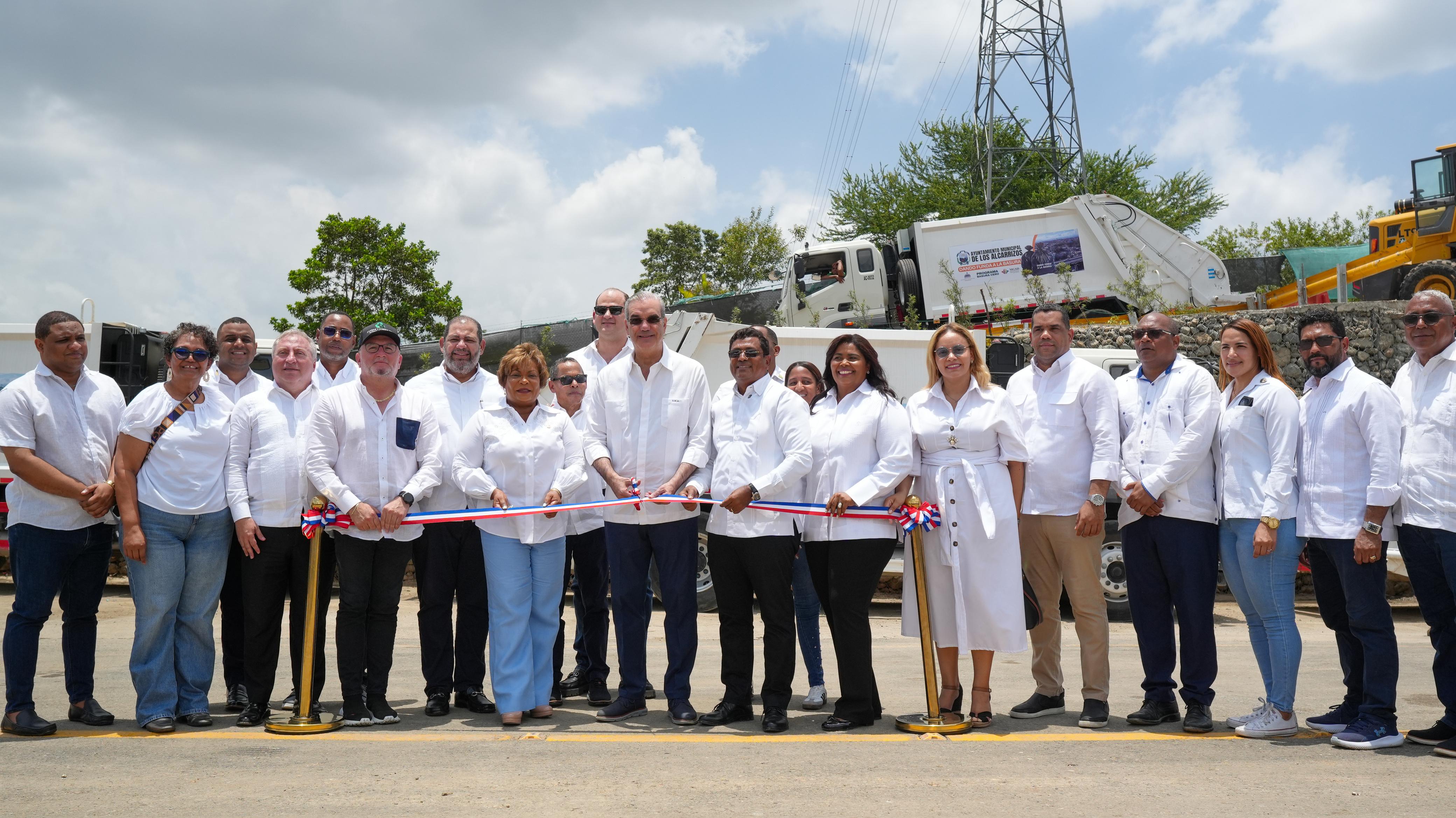 Presidente Abinader inaugura la Estación de Transferencia de Residuos Sólidos con el Programa Basura Cero, que mejorará la eficiencia del sistema de recolección y disposición de los residuos sólidos.