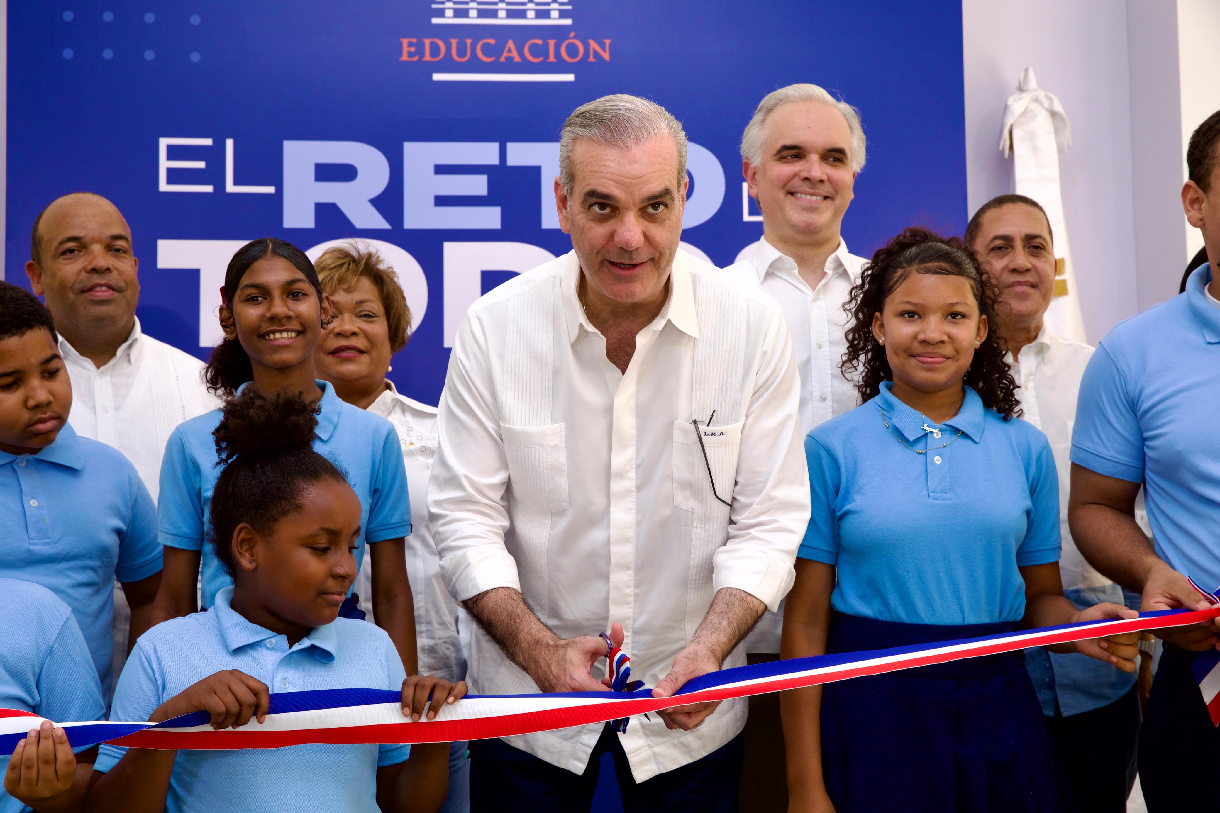 Abinader inaugura en Los Alcarrizos 26 nuevas aulas en el Liceo Ercilia Pepín beneficiando a 960 estudiantes