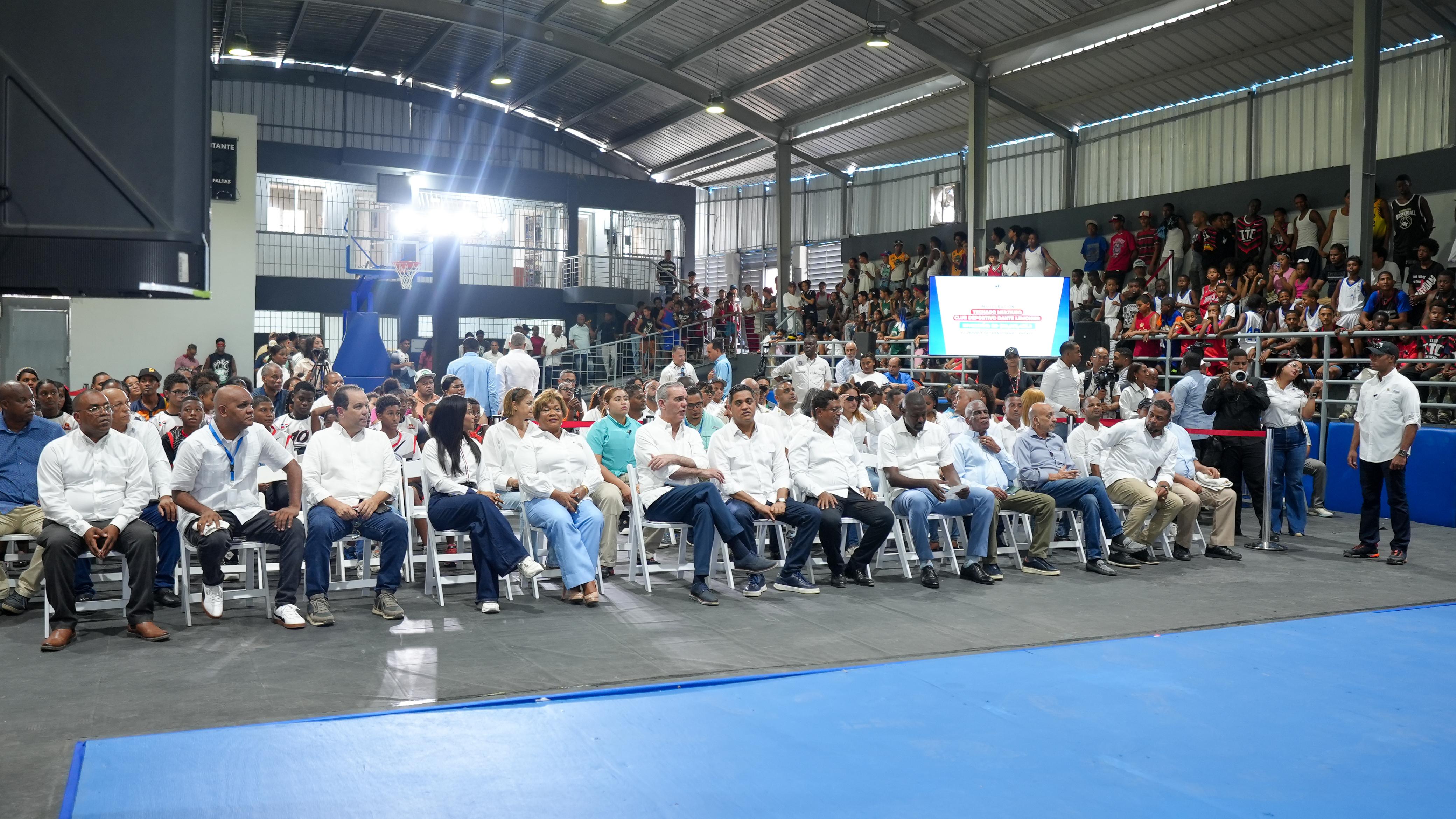 Presidente Abinader entrega remozado el Club Deportivo Dante Lemoniel; ministro Kelvin Cruz asegura que su gestión marcará un antes y un después en el deporte.