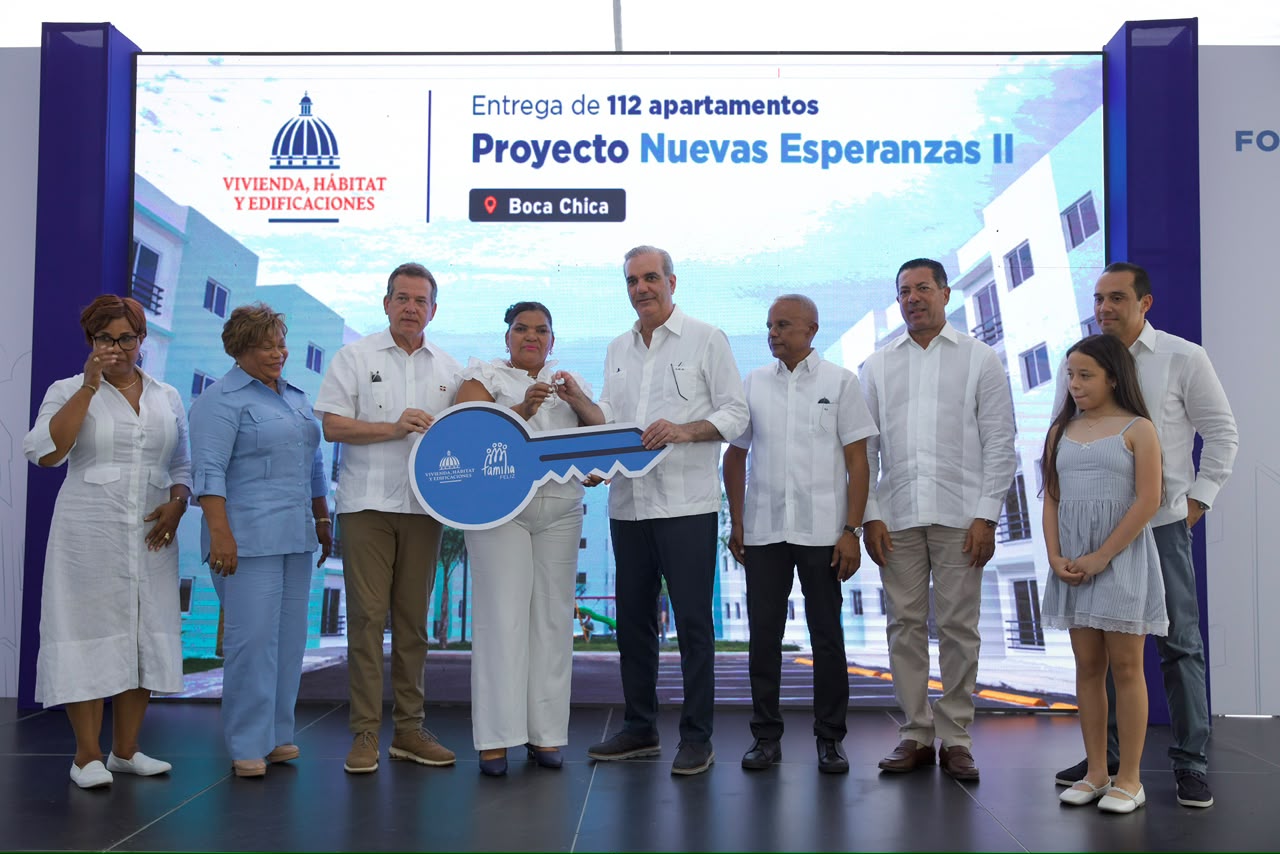 Presidente Abinader entrega 112 apartamentos en Boca Chica fortaleciendo el acceso a viviendas dignas.