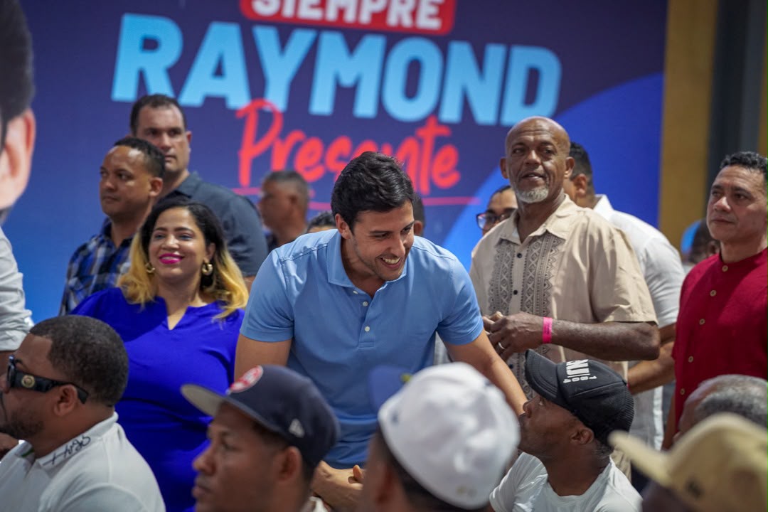 Histórico! Raymond Rodríguez sorprende a más de 750 padres del Distrito Nacional con una multitudinaria celebración por adelantado de su día.