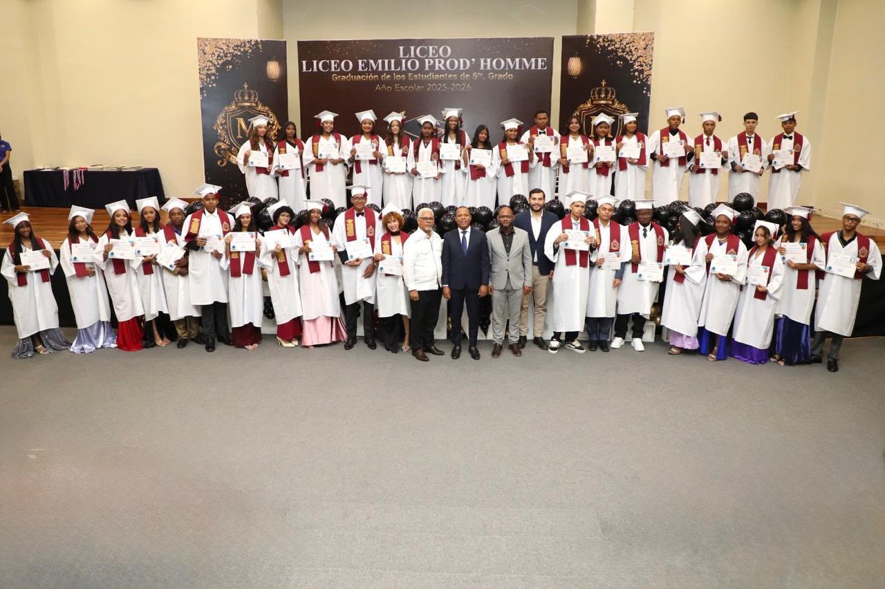 INTRANT entrega carnets de aprendizaje a los primeros bachilleres graduados este año como Guardianes del Tránsito; iniciativa formó a 620 estudiantes.