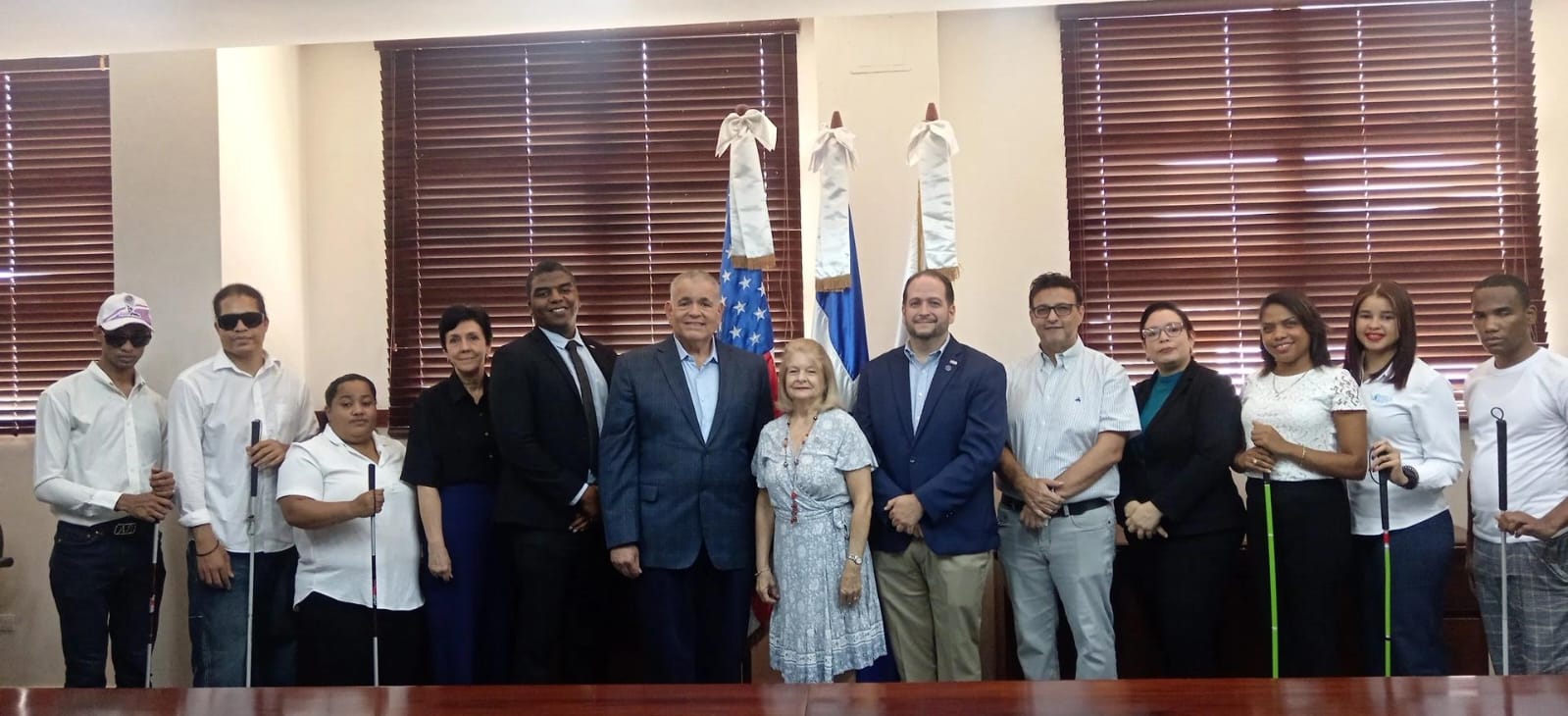 Instituto Cultural Dominico Americano otorga becas de inglés a personas   con discapacidad visual del Patronato Nacional de Ciegos .