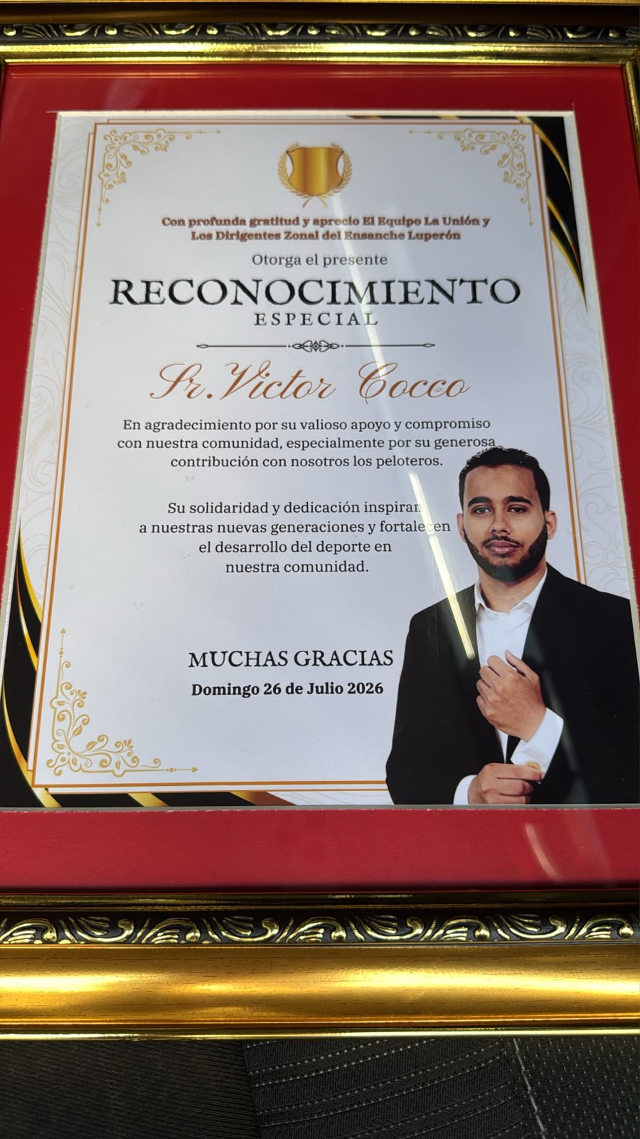 Víctor Cocco recibe reconocimiento especial por su respaldo al deporte comunitario en el Ensanche Luperón.