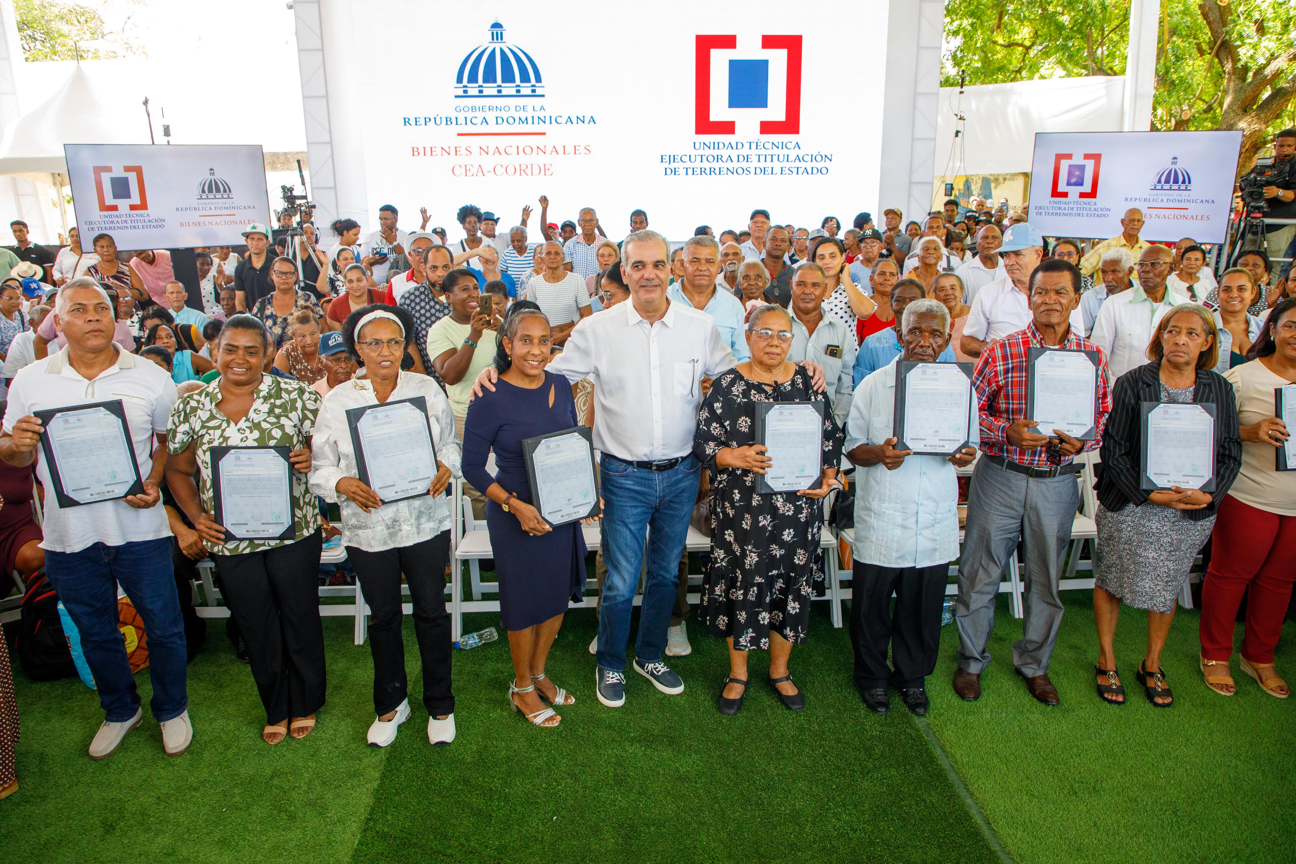 Presidente Abinader entrega 1,000 títulos de propiedad que garantizan seguridad jurídica a más de 4 mil personas en Los Frailes de Santo Domingo Este.