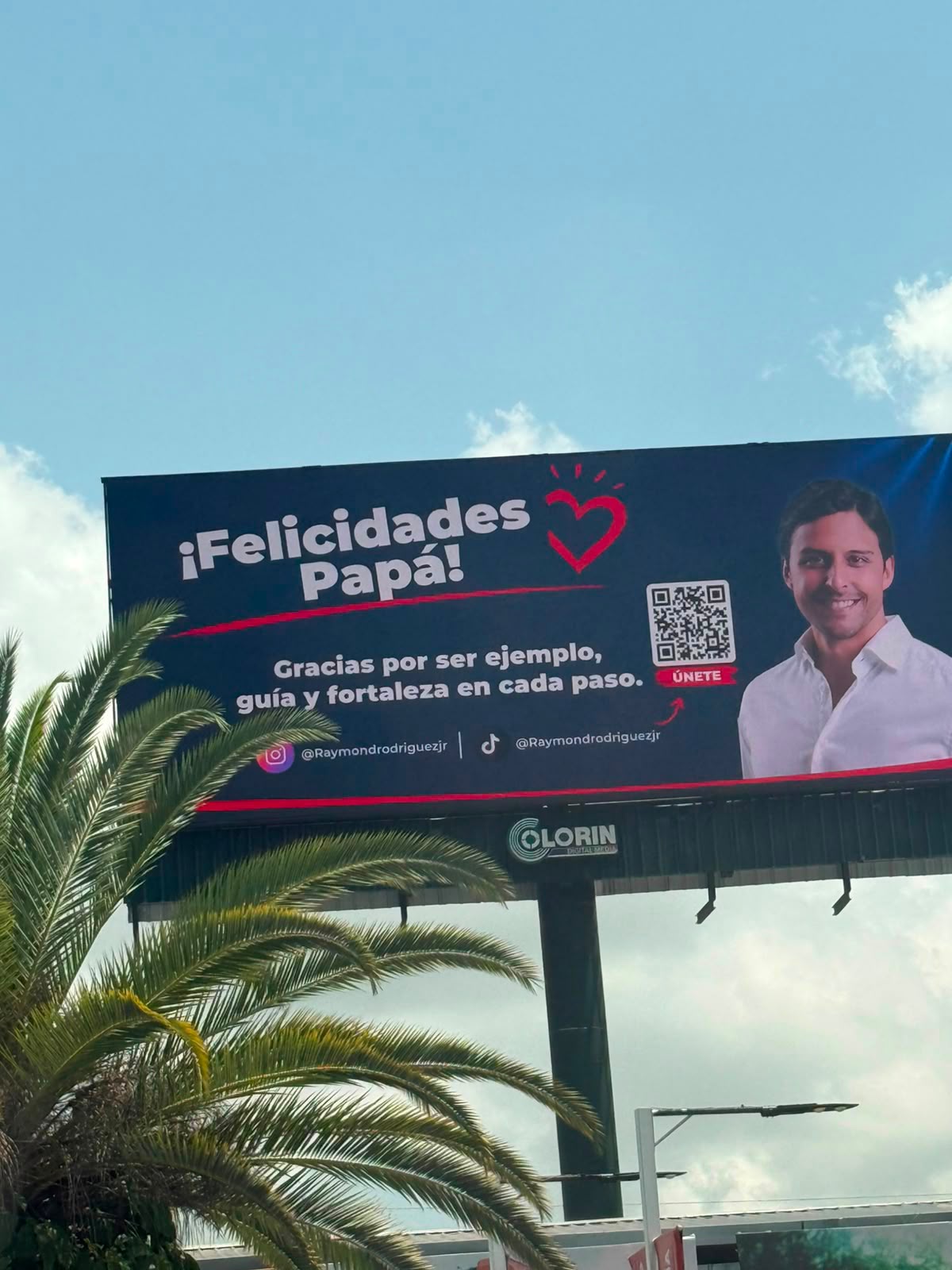 TÚ TAMBIÉN LA VISTE? Las vallas de Raymond Rodríguez generan conversación en Santo Domingo.