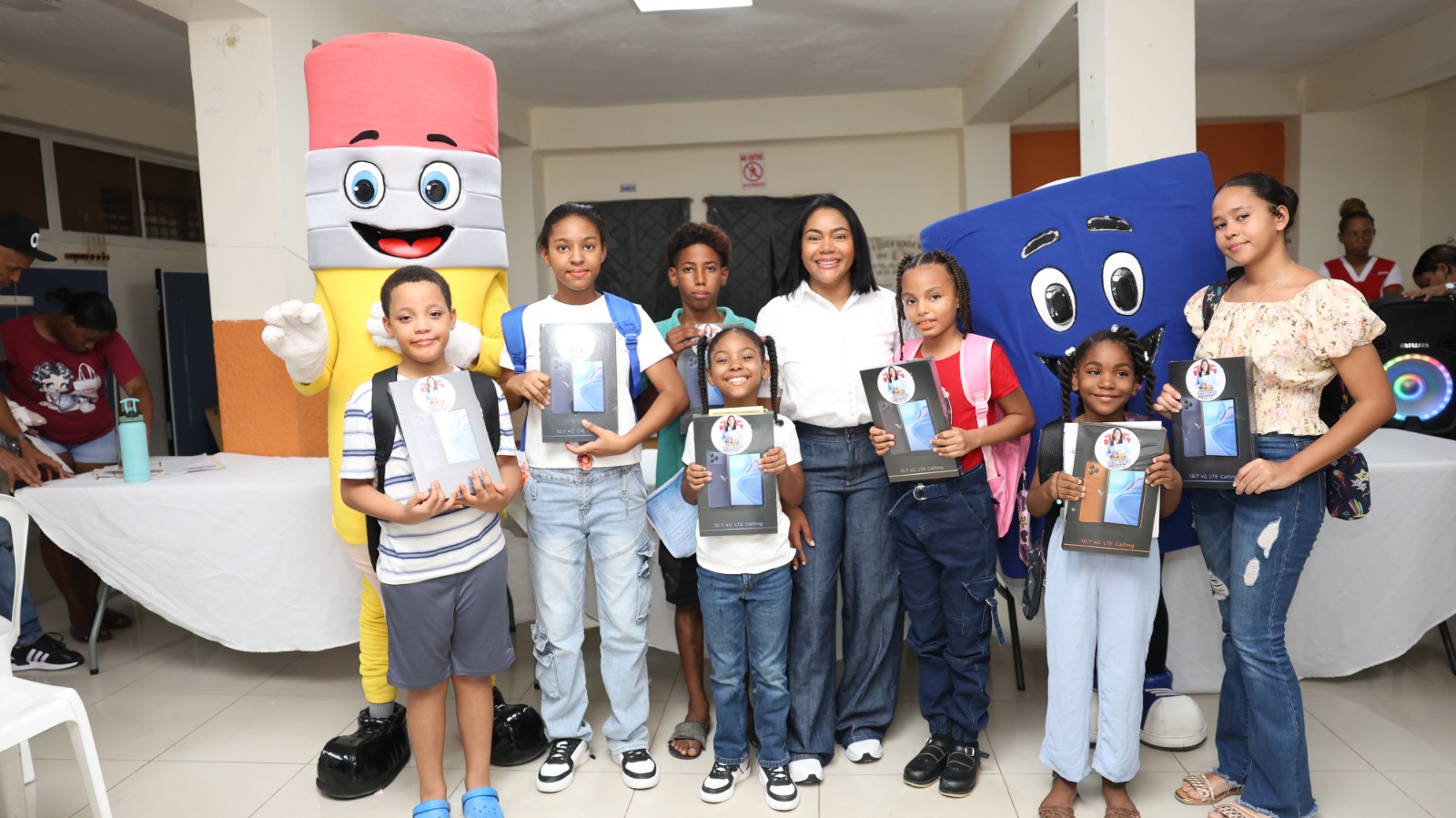 Leyvi Bautista inicia jornada de entrega de útiles escolares en Santo Domingo Oeste