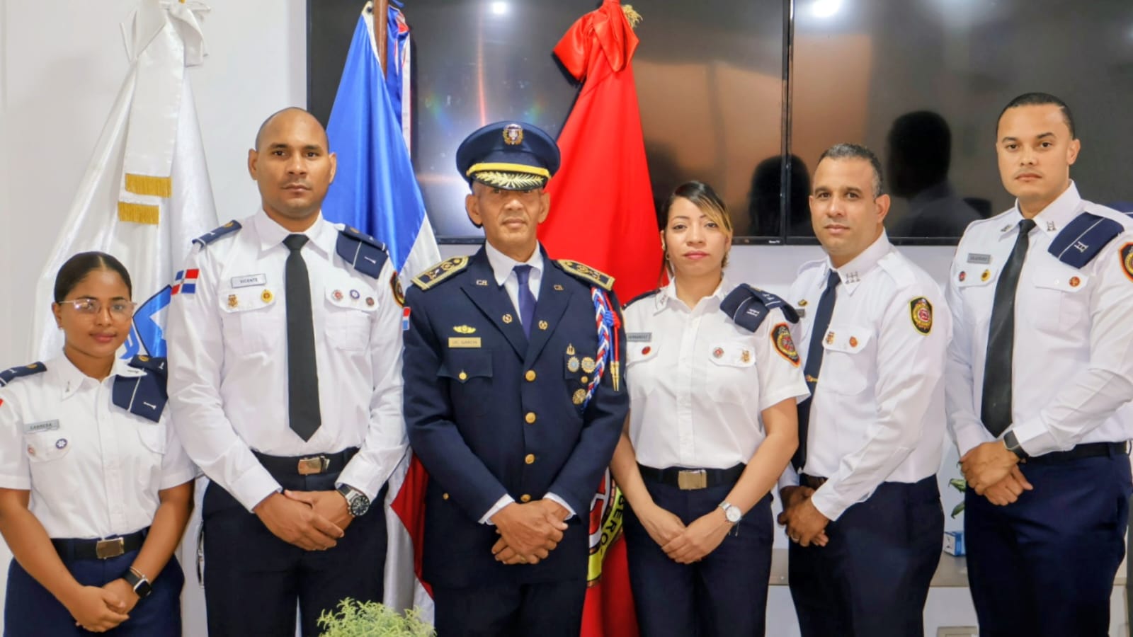 Alcalde Francisco Peña juramenta al nuevo intendente general del Cuerpo de Bomberos de Santo Domingo Oeste