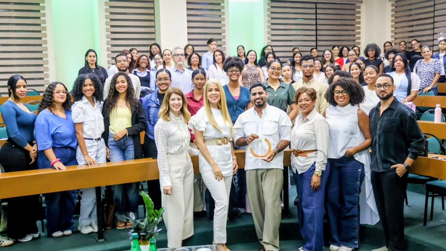 Psicología del espacio y diseño de interiores protagonizan charla en la Universidad Católica Santo Domingo.