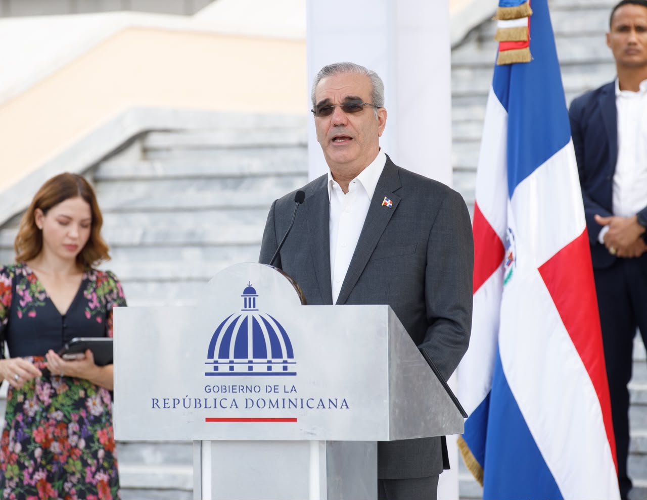 Presidente Abinader transforma la movilidad universitaria con la entrega de 40 nuevos autobuses en beneficio de miles de estudiantes de todo el país