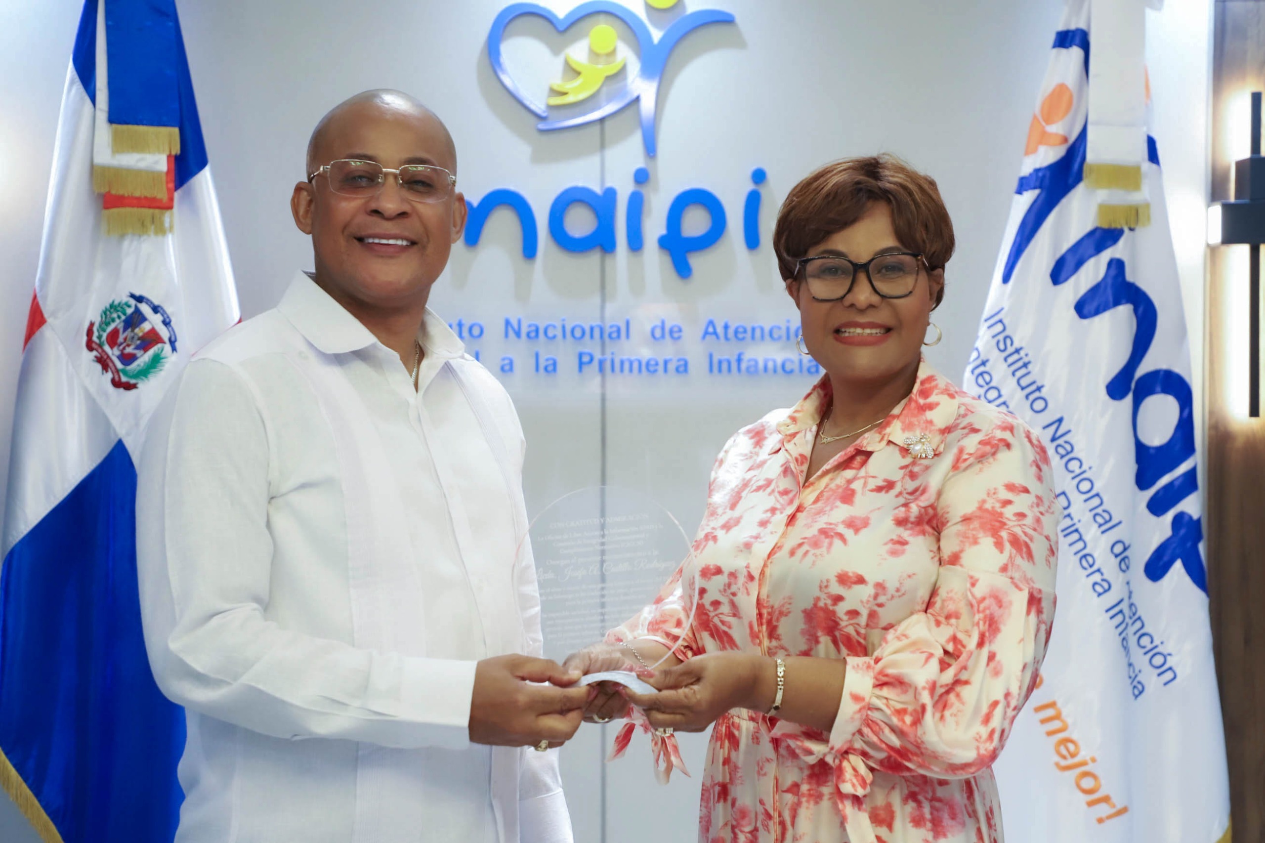 Directora del INAIPI, Josefa Castillo Rodríguez, recibe reconocimiento durante la Semana de la Ética 2026.