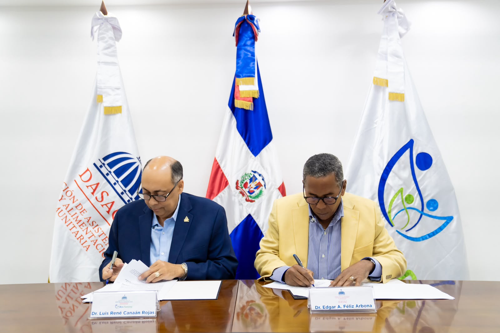 DASAC y ARS SEMMA firman acuerdo para ampliar atención integral y asistencia social al sector magisterial  El acuerdo permitirá llegar con mayor eficacia a familias que enfrentan situaciones complejas de salud y vulnerabilidad, garantizando una atención más humana e integral.
