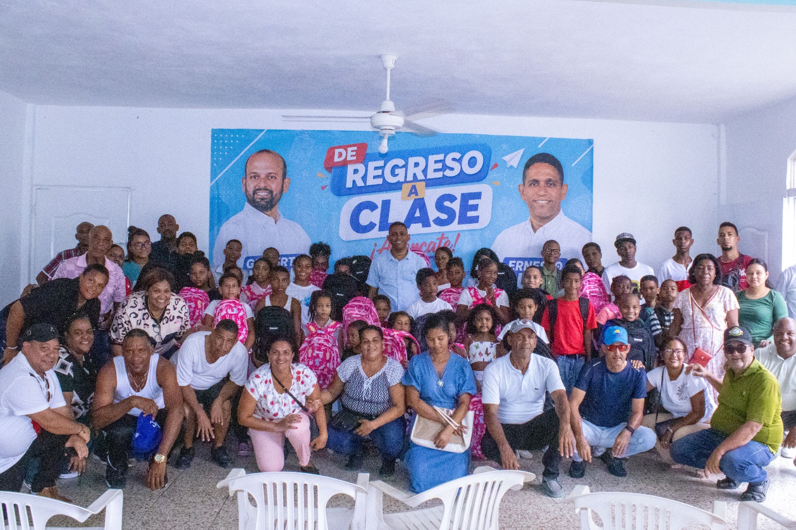 Dominicanos por el Cambio lleva alegría y esperanza a cientos de niños de Santo Domingo Oeste con entrega de útiles escolares