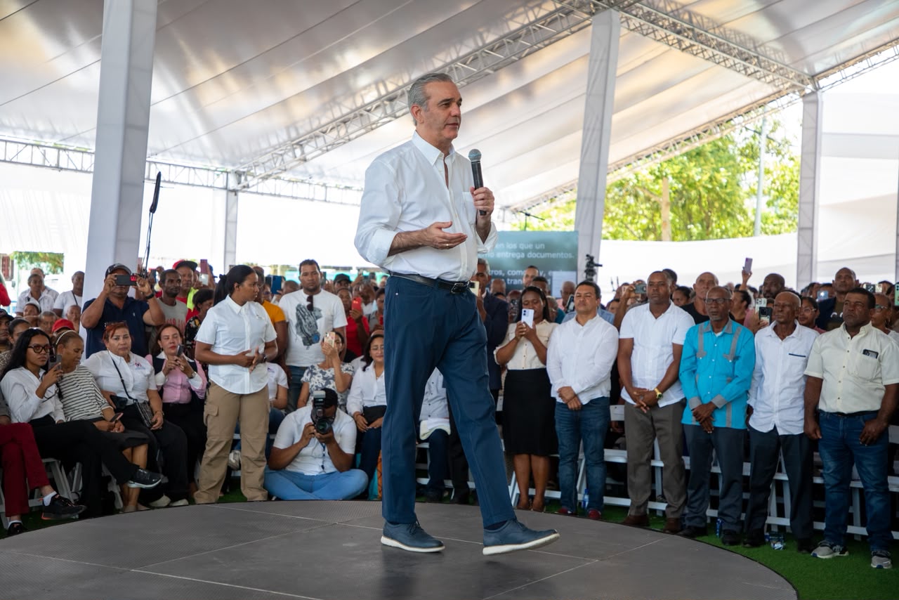 Presidente Abinader entrega 1,750 títulos de propiedad en Los Alcarrizos que benefician a unas 7,000 personas de los sectores Santa Rosa, La Esperanza, La Unión, El Tamarindo y El Progreso I & II
