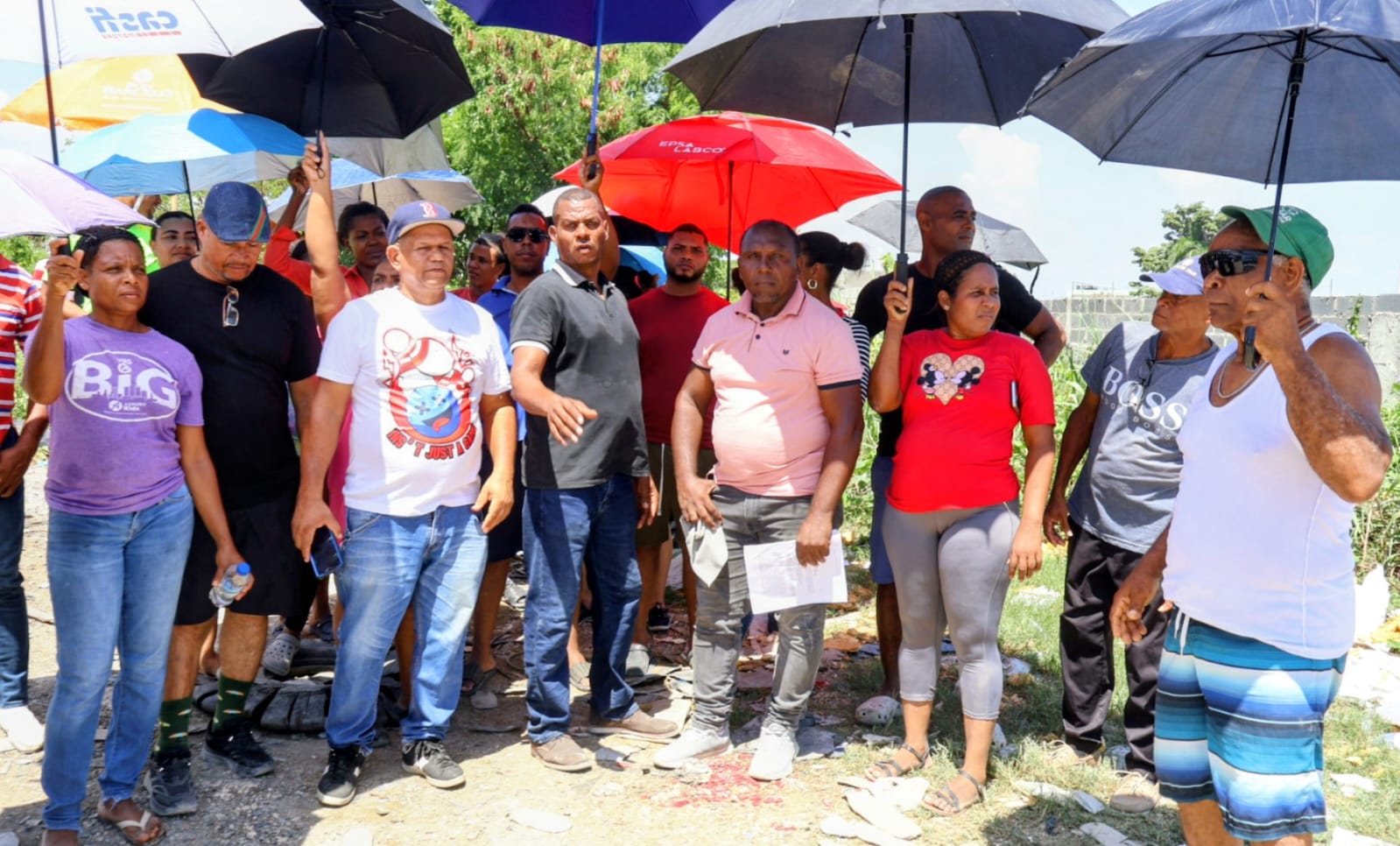 Comunitarios de Las Flores reclaman intervención del Gobierno para concluir escuela en Los Peralejos