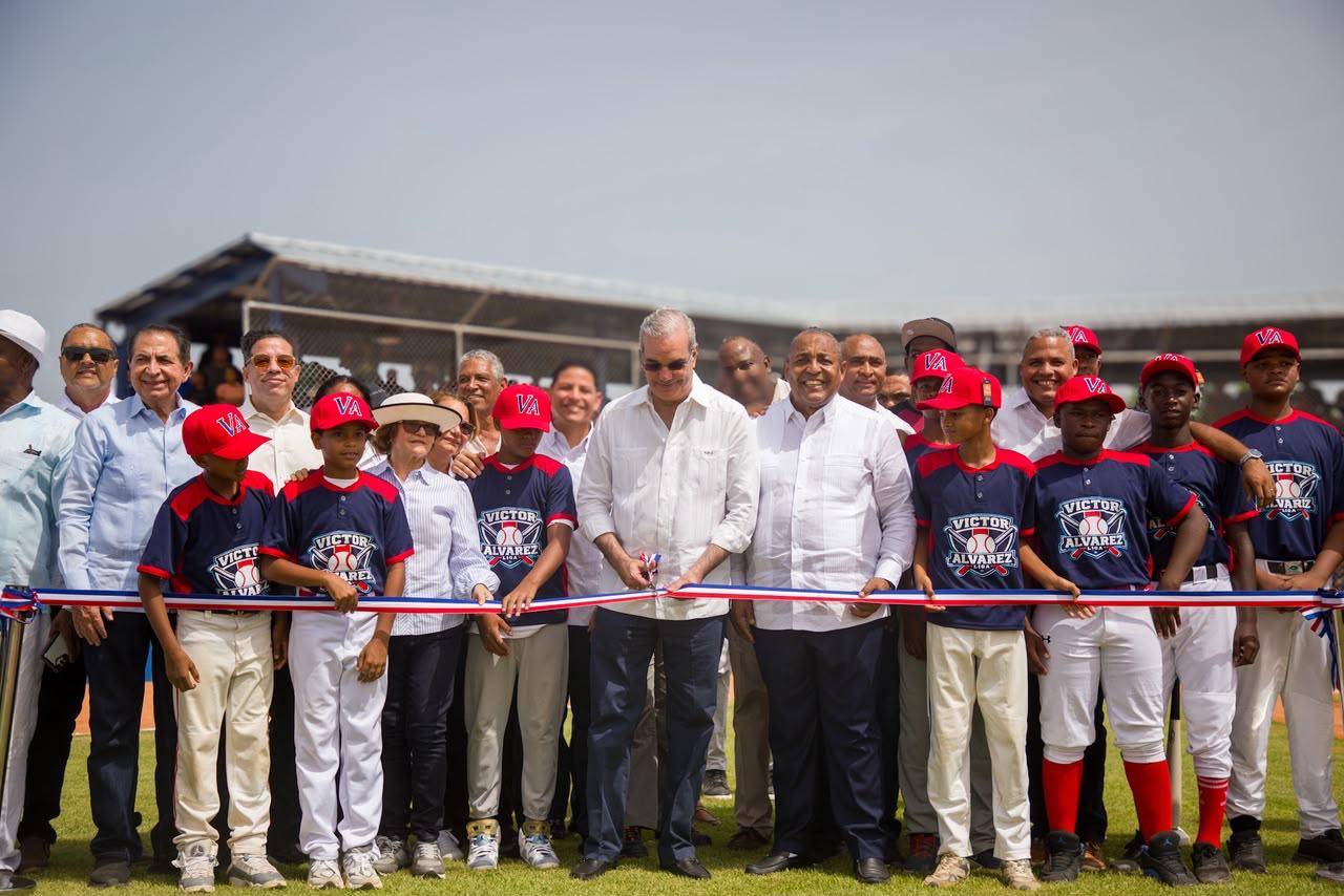Presidente Abinader inaugura campo Nelson Mateo en Pizarrete; Andújar destaca inversión deportiva en Peravia