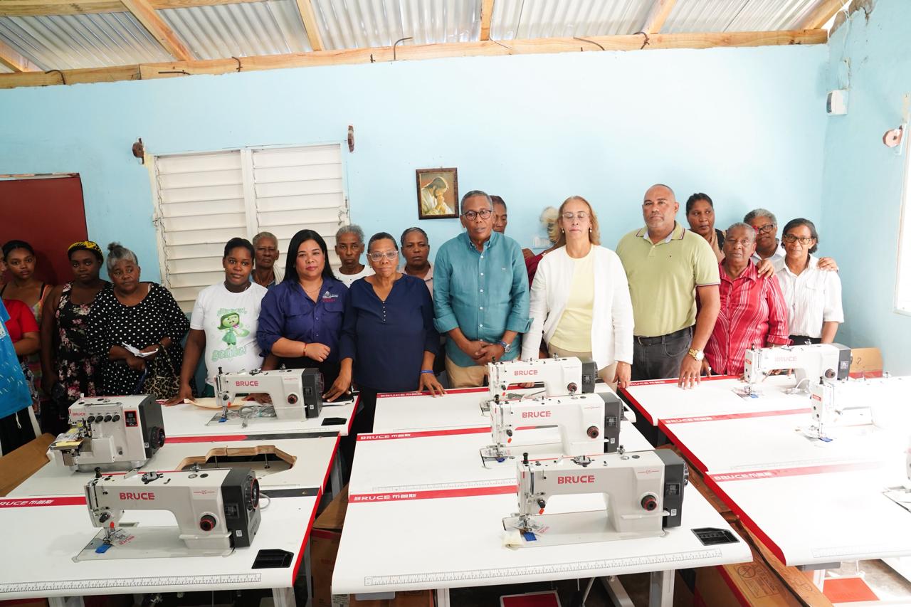DASAC entrega modernas máquinas de coser a congregación religiosa a fin de contribuir al desarrollo del autoempleo de mujeres en San Cristóbal