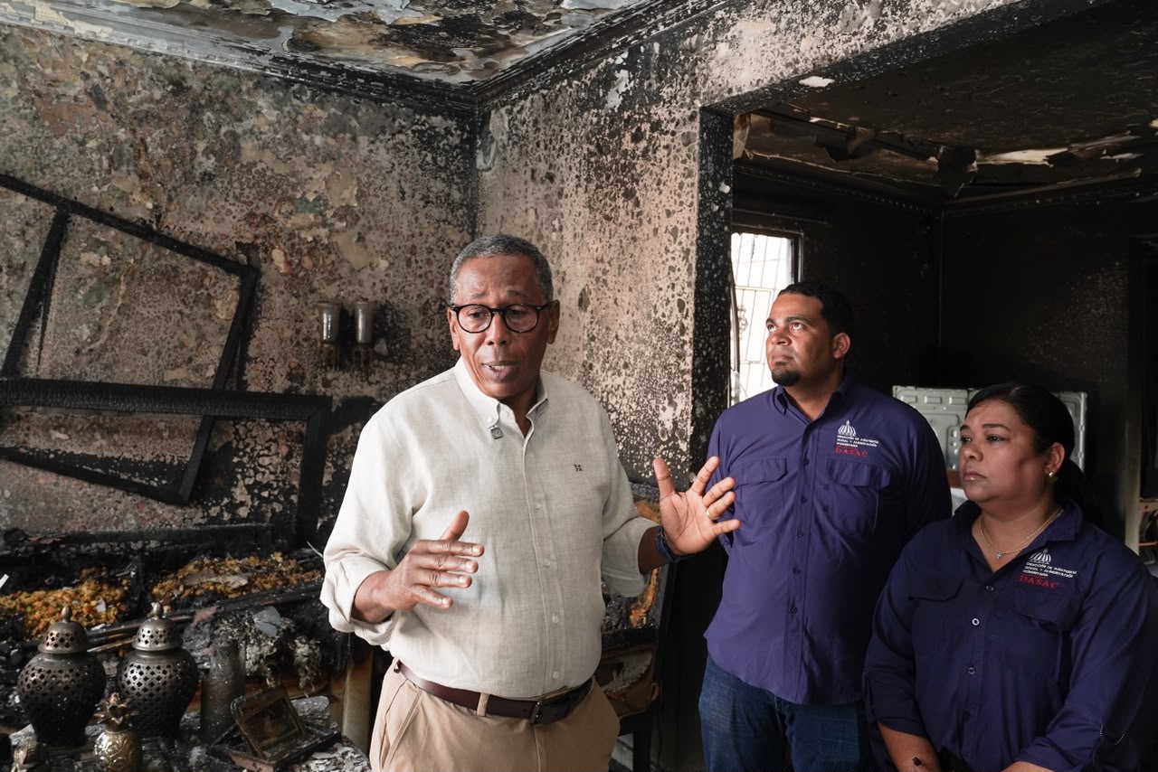 Gobierno acude en auxilio de familias afectadas por incendio en la zona Colonial a través de DASAC.