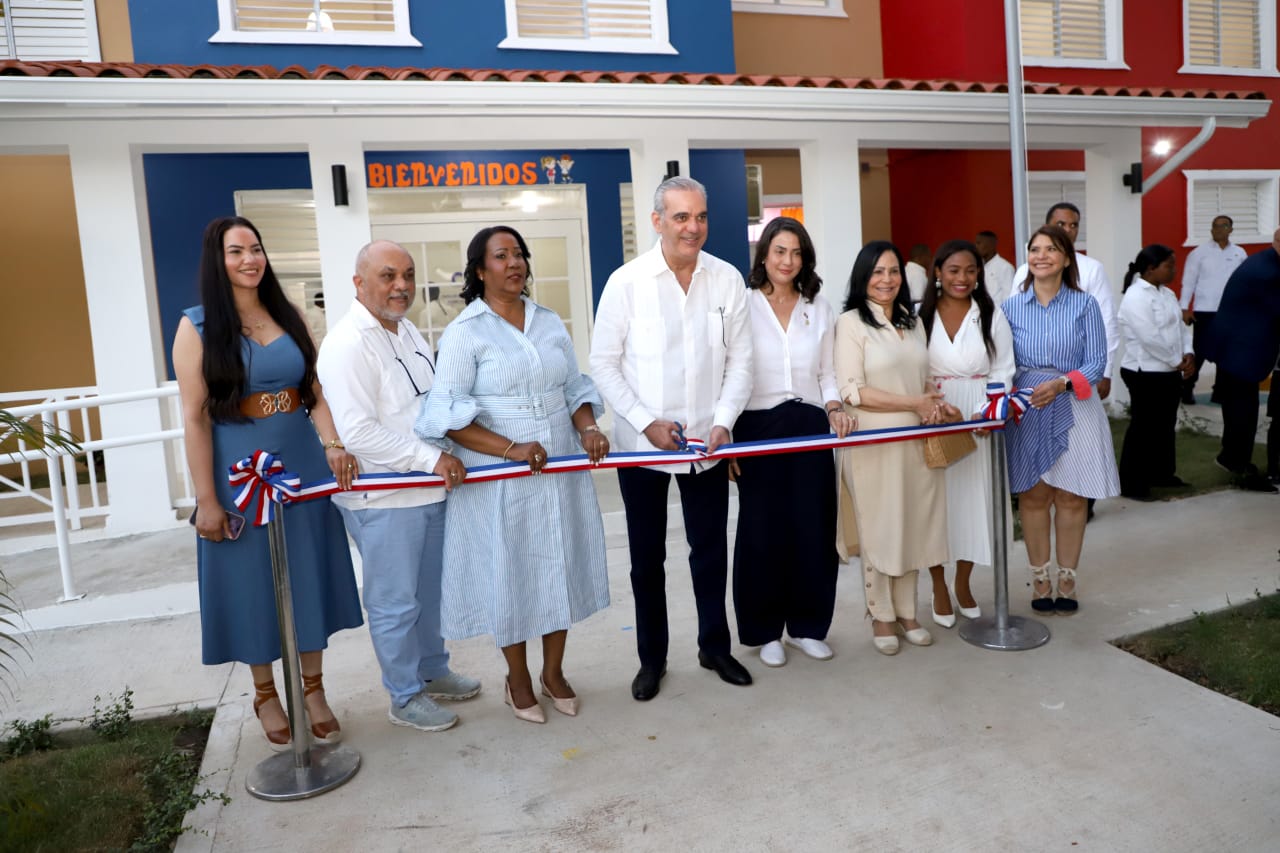 El presidente Luis Abinader y directora ejecutiva del Inaipi, Xiomara Guante, inauguran el CAIPI República de Colombia.