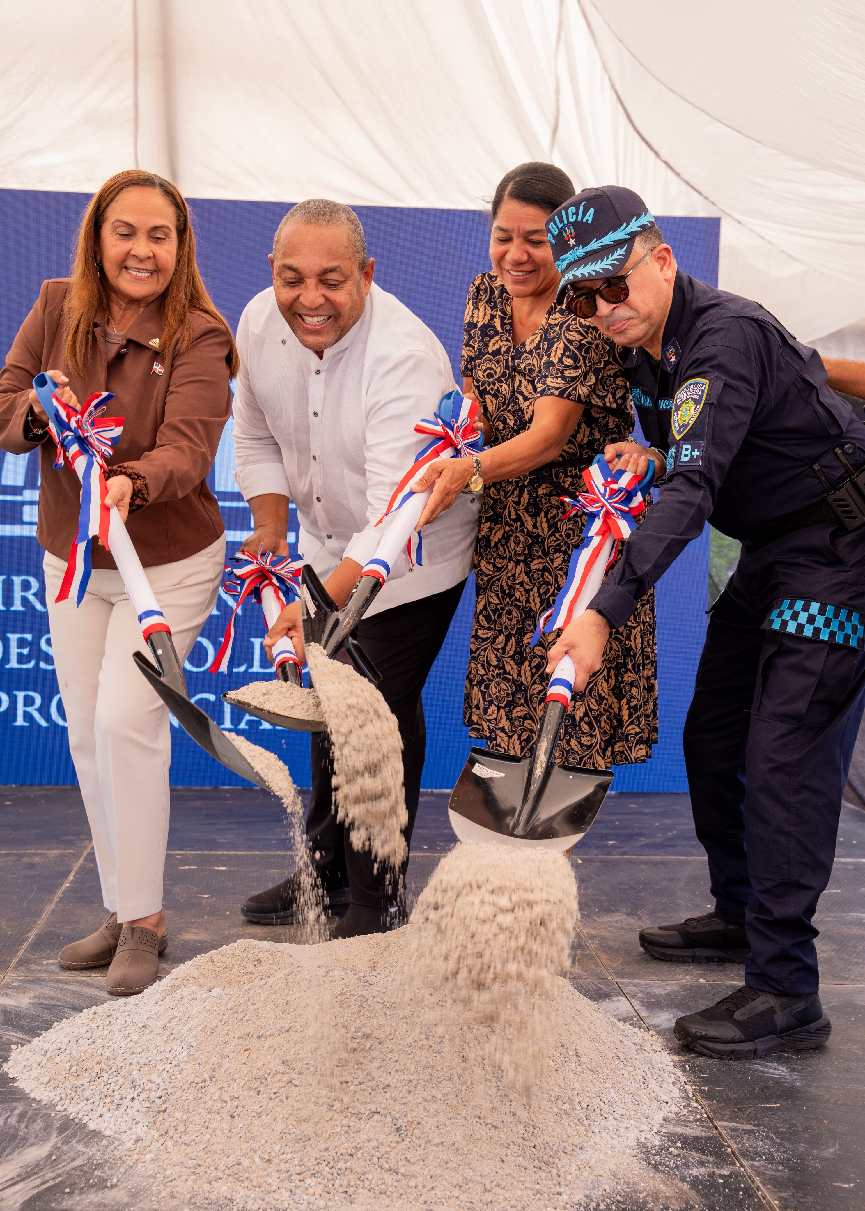 José Andújar encabeza primer picazo para construcción de nueva estación policial en Guaraguao.