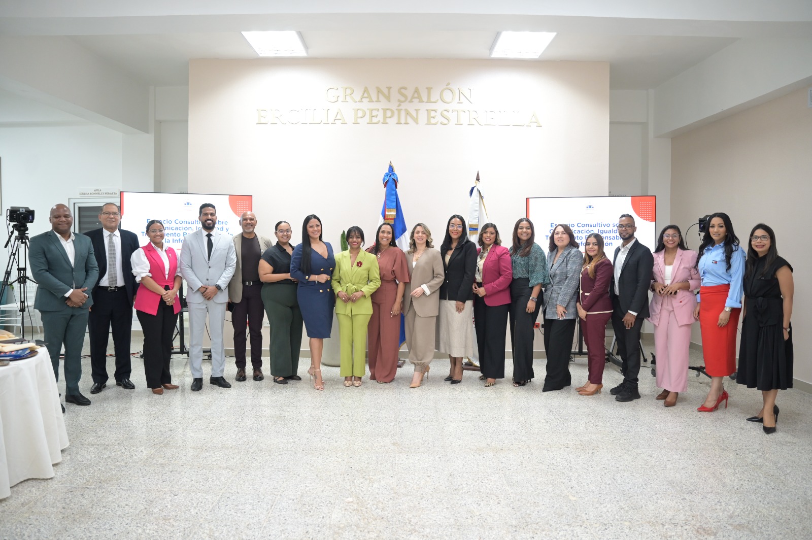 Ministerio de la Mujer realiza encuentro con medios para fortalecer la prevención de la violencia.