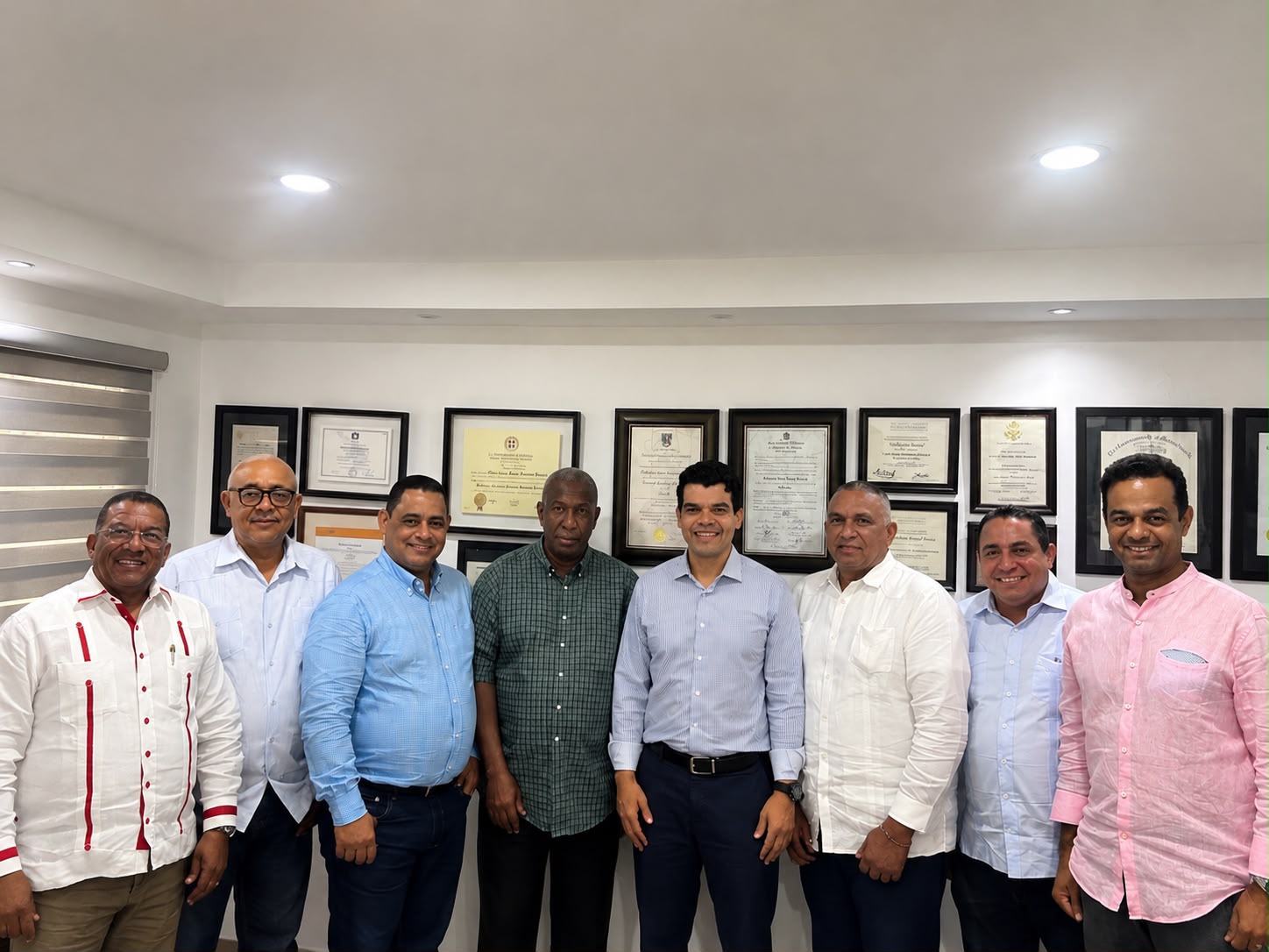 Cinco exdiputados se suman al proyecto presidencial de Wellington Arnaud.